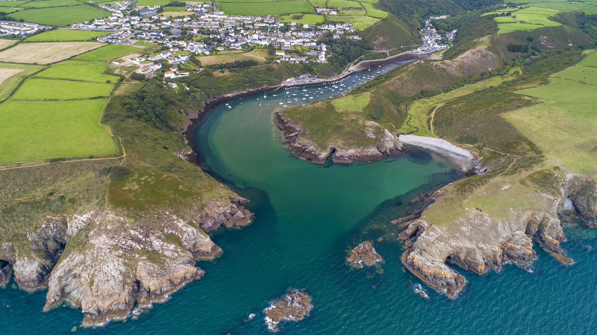 An image depicting the trail St Elvis - Solva and its surrounding area.