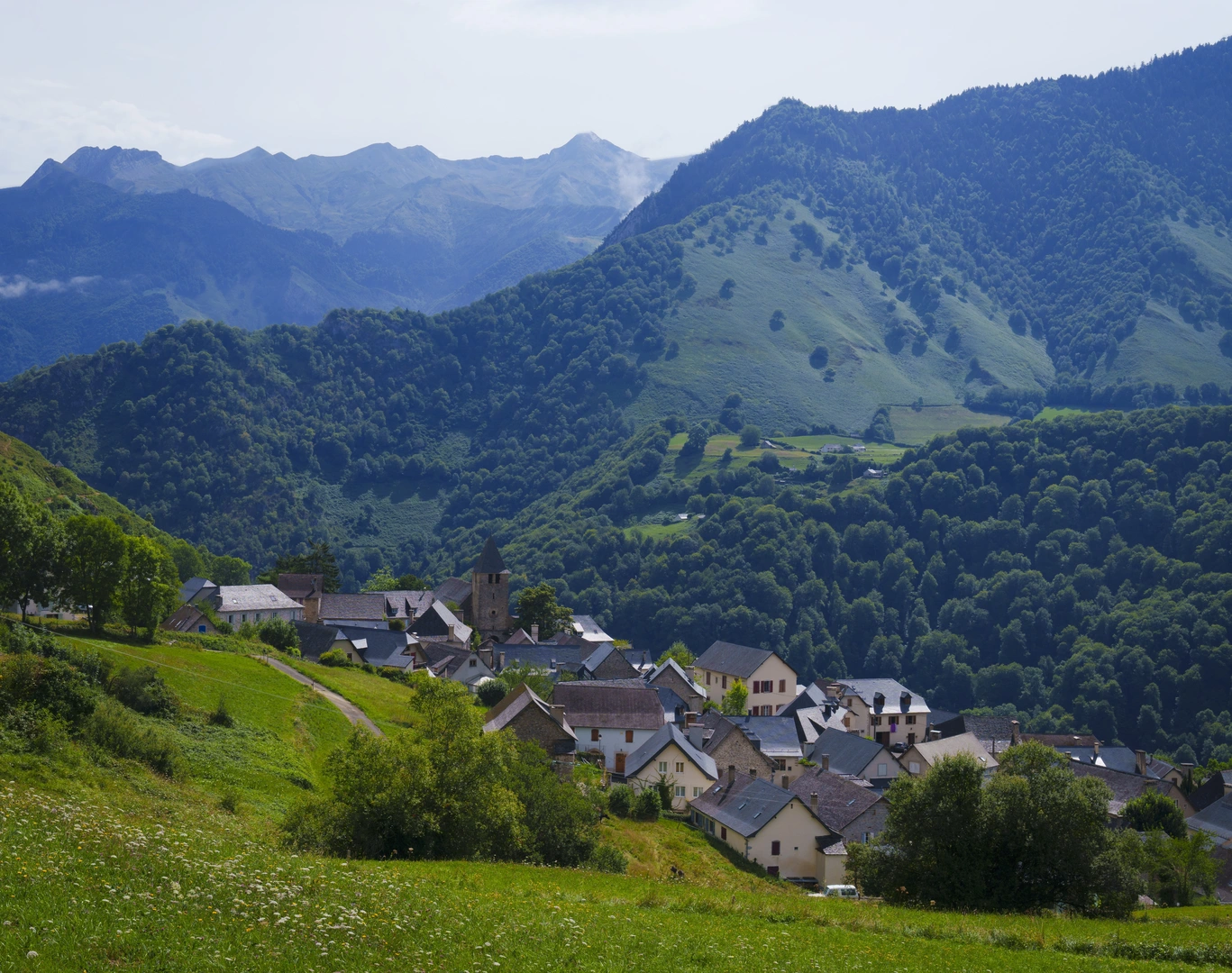 An image depicting the trail From Lescun to Lhers via Chemin de Petraube and its surrounding area.