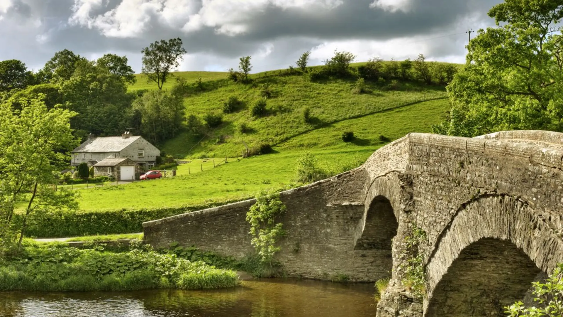 An image depicting the trail Dales Way and its surrounding area.