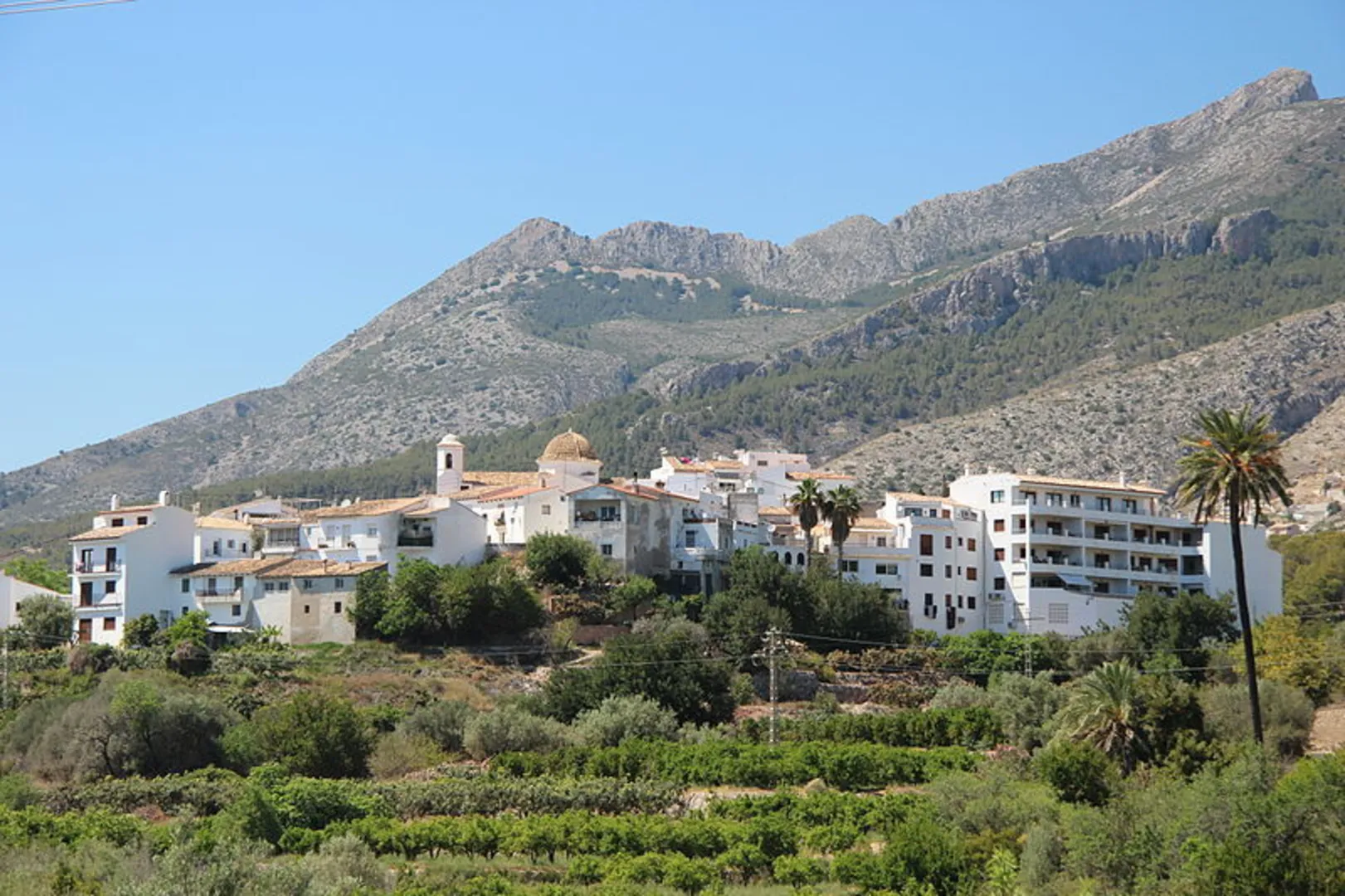 An image depicting the trail Camí de la Cova de la Serp Altea la Vella - Pinos PR CV 436 and its surrounding area.
