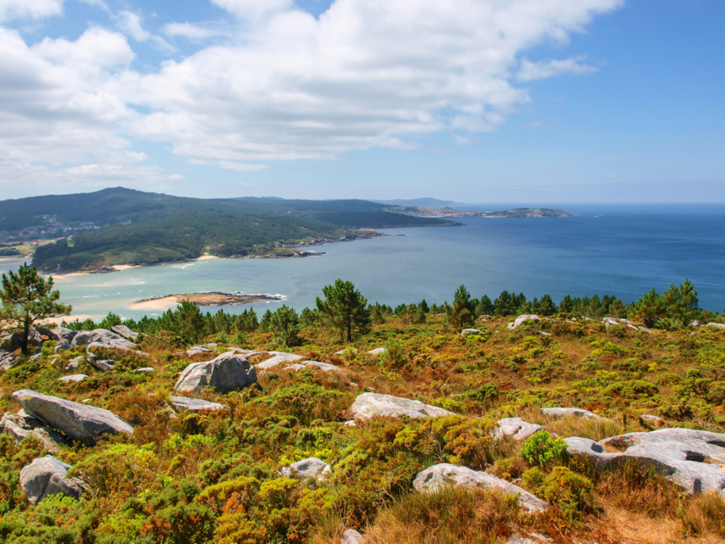 An image depicting the trail PR G 148 Ruta do Mar de Corme e Ribeira do Anllóns and its surrounding area.
