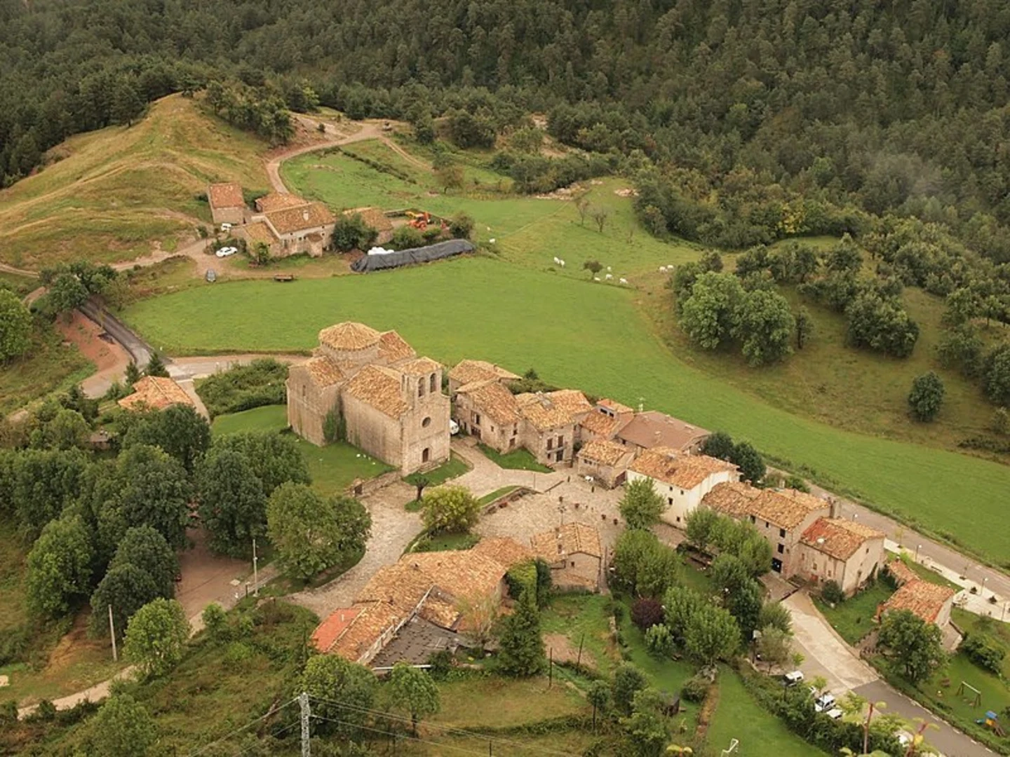 An image depicting the trail Sant Jaume de Frontanya PR C 51 and its surrounding area.