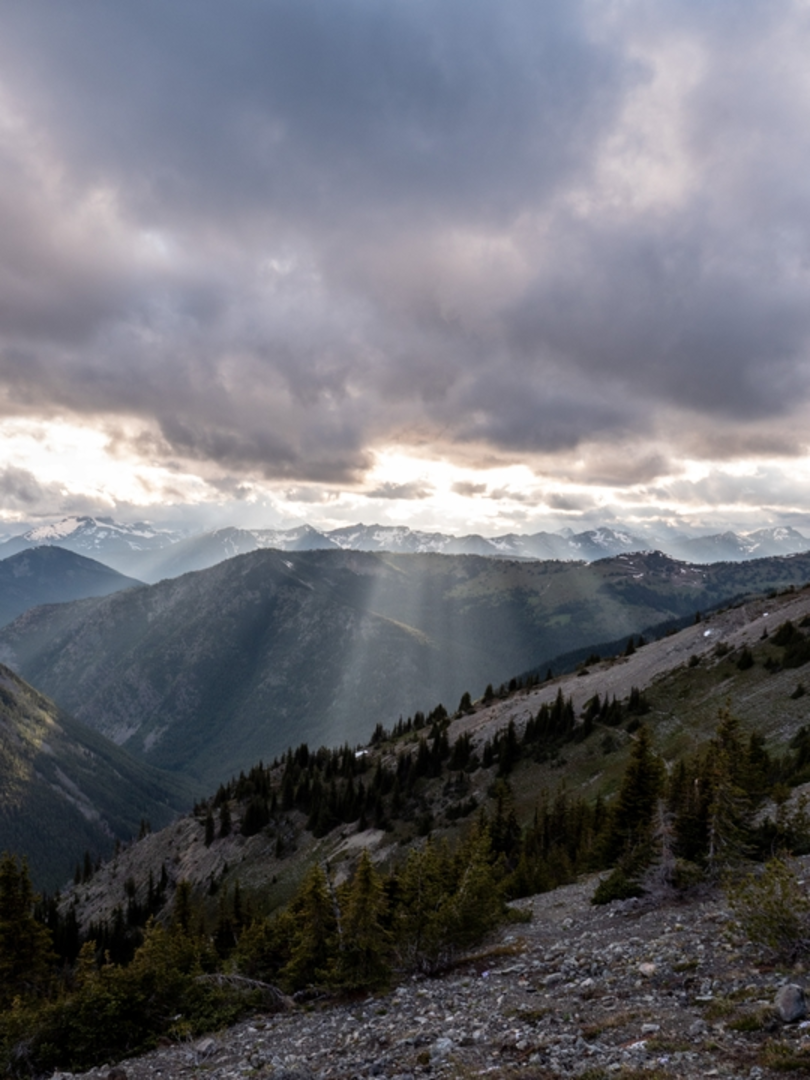 An image depicting the trail Slate Pass Trail and its surrounding area.
