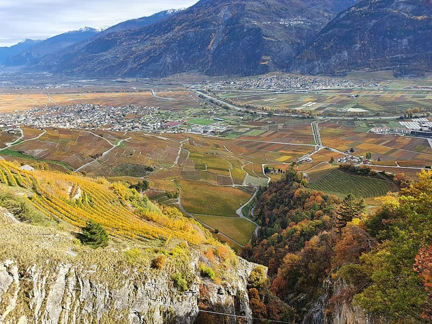 An image depicting the trail Saillon - Passerelle à Farinet Loop Trail and its surrounding area.