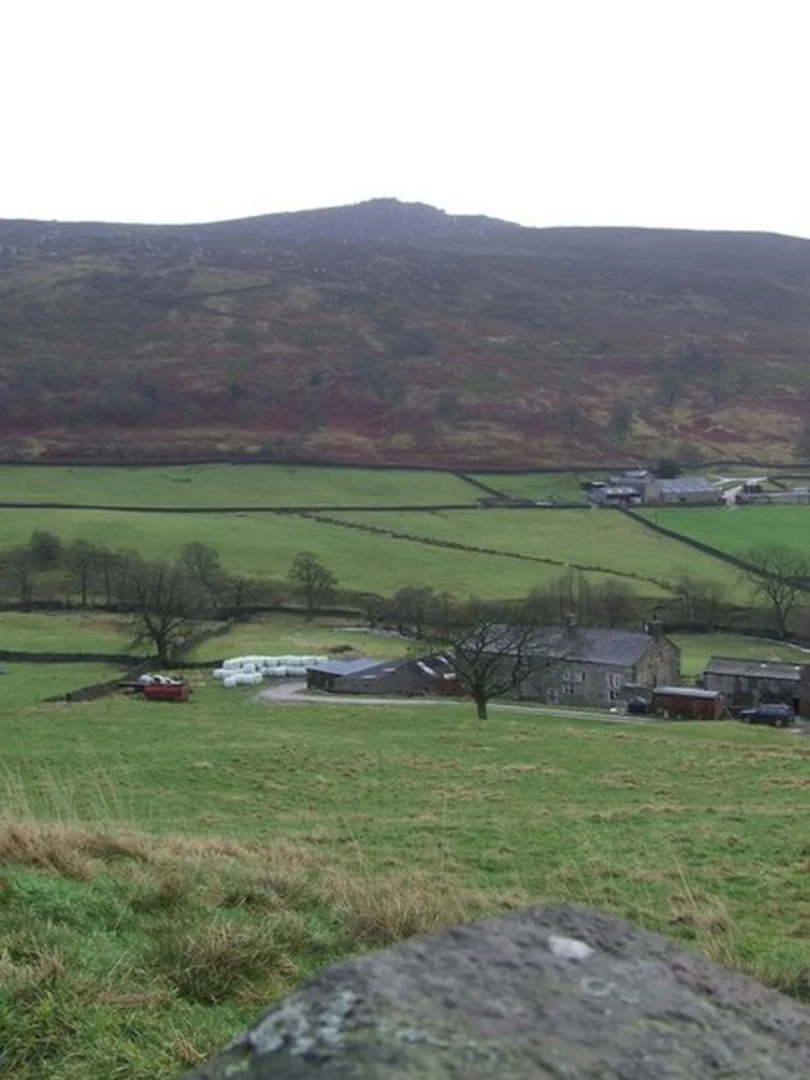 An image depicting the trail Low Bridge Field, Wandsworth Wood, Howgill and Memorial Path and its surrounding area.