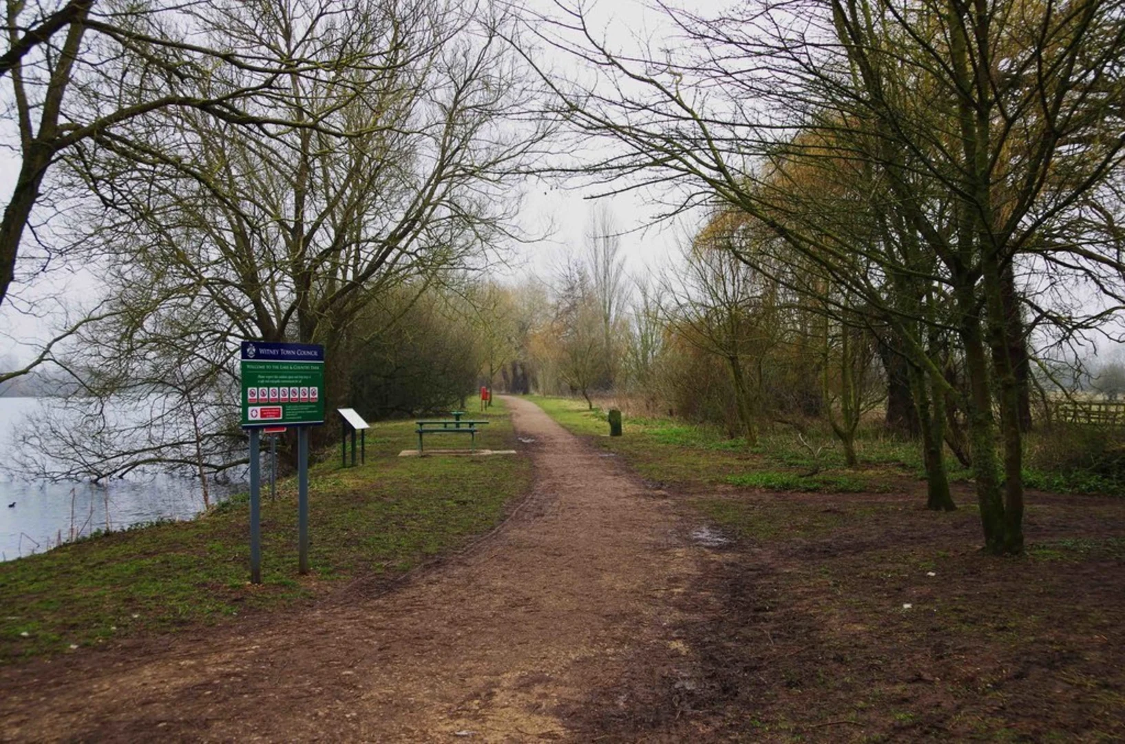 An image depicting the trail Witney Circular Walk and its surrounding area.