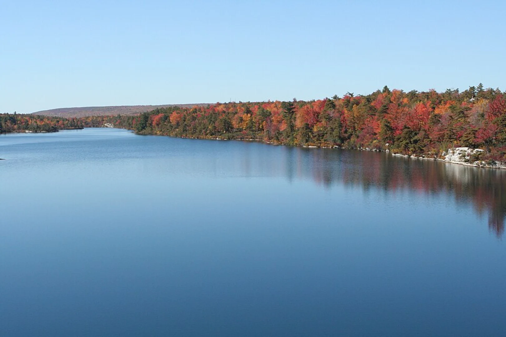 An image depicting the trail Lake Minnewaska, Lake Awosting and Millbrook Mountain Loop and its surrounding area.