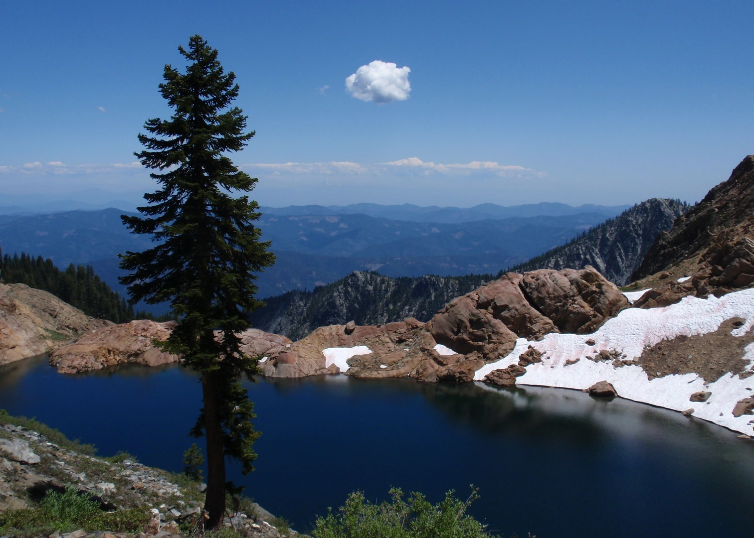 An image depicting the trail Anna Lake via Little Walker River and its surrounding area.