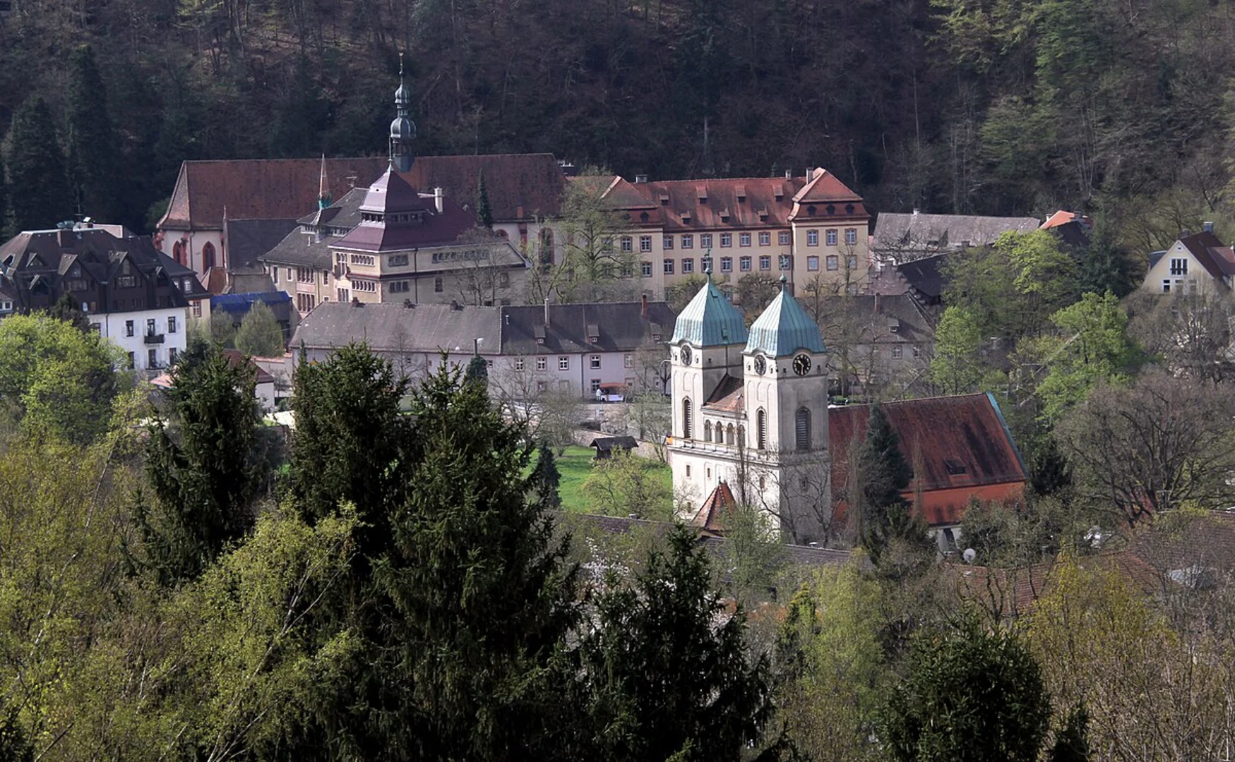 An image depicting the trail Obstgut Leisberg and Leisbergstaffeln - Steinbruchweg and its surrounding area.