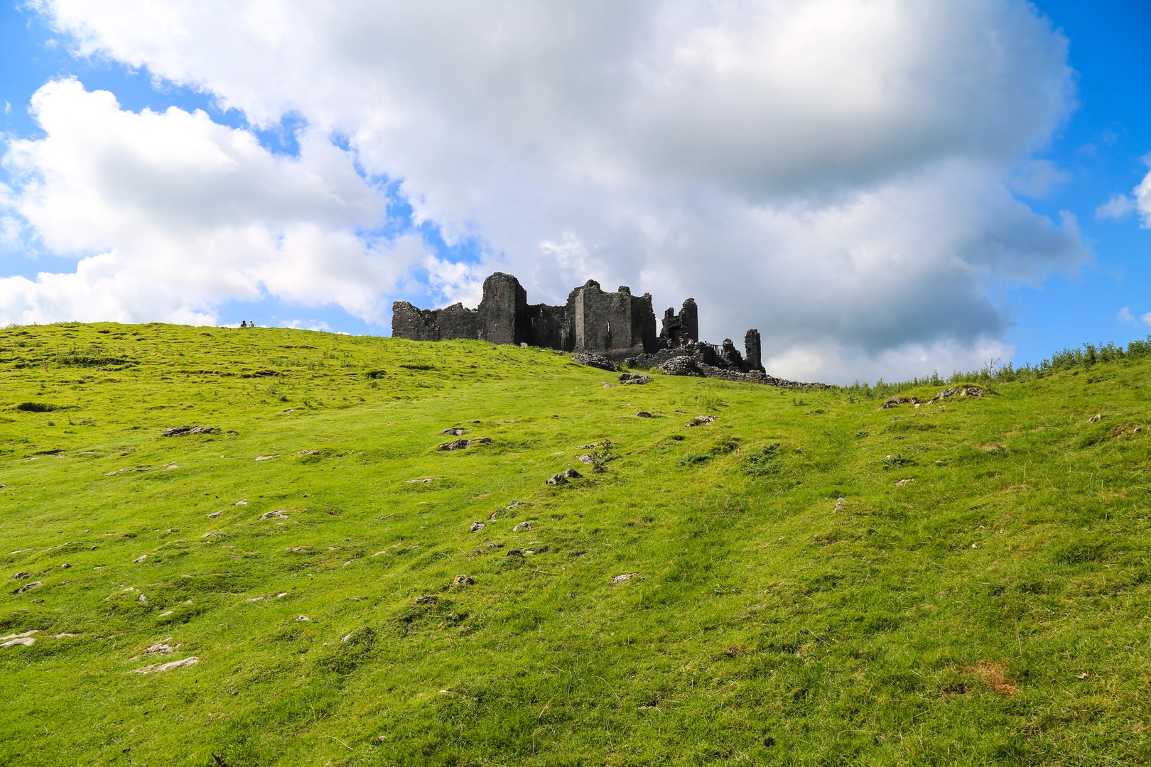 An image depicting the trail Carreg Cennen Castle and Llwyn-bedw Loop and its surrounding area.