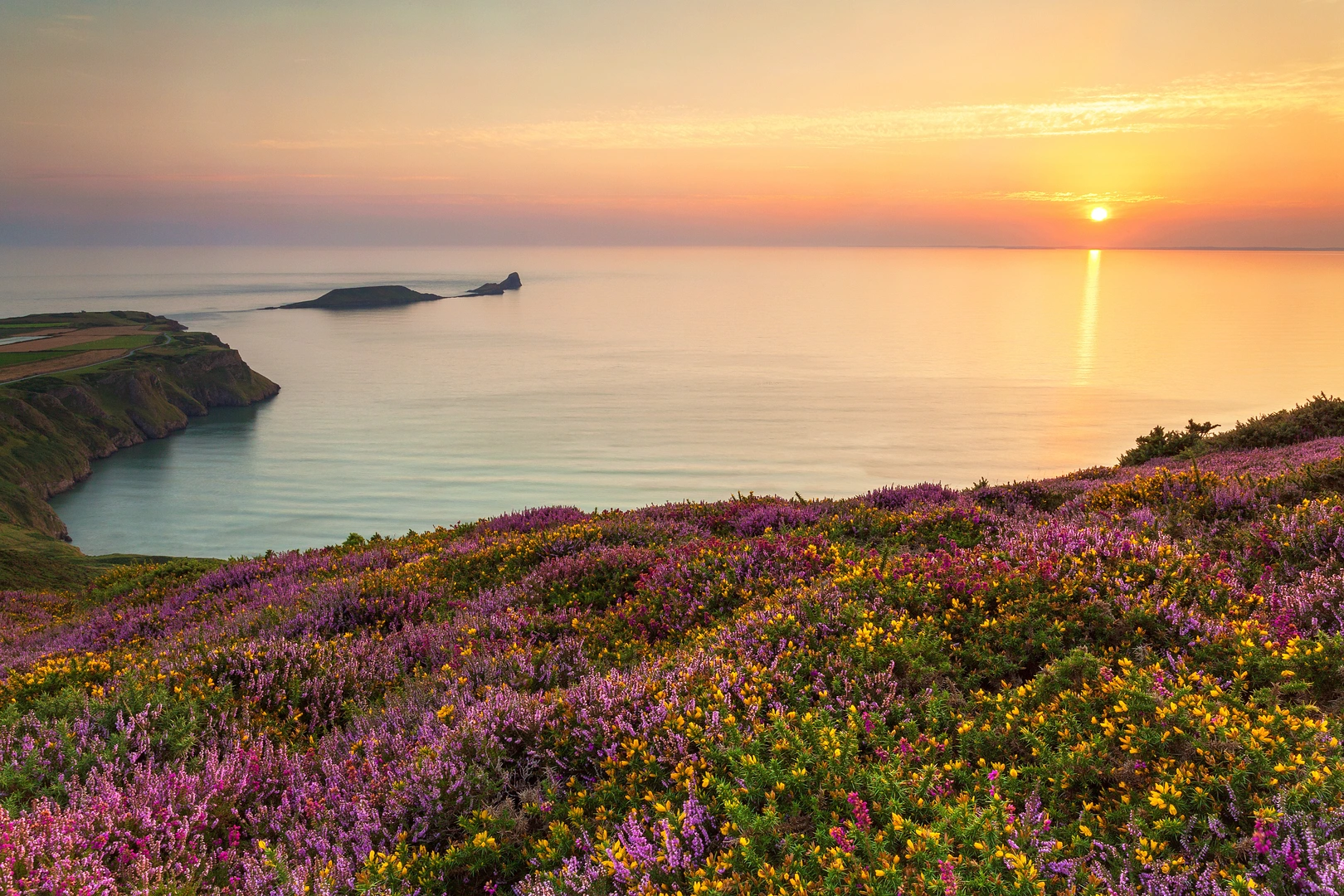 An image depicting the trail Rhossili Down, Sweyne's Howes and Rhossili Bay Loop and its surrounding area.