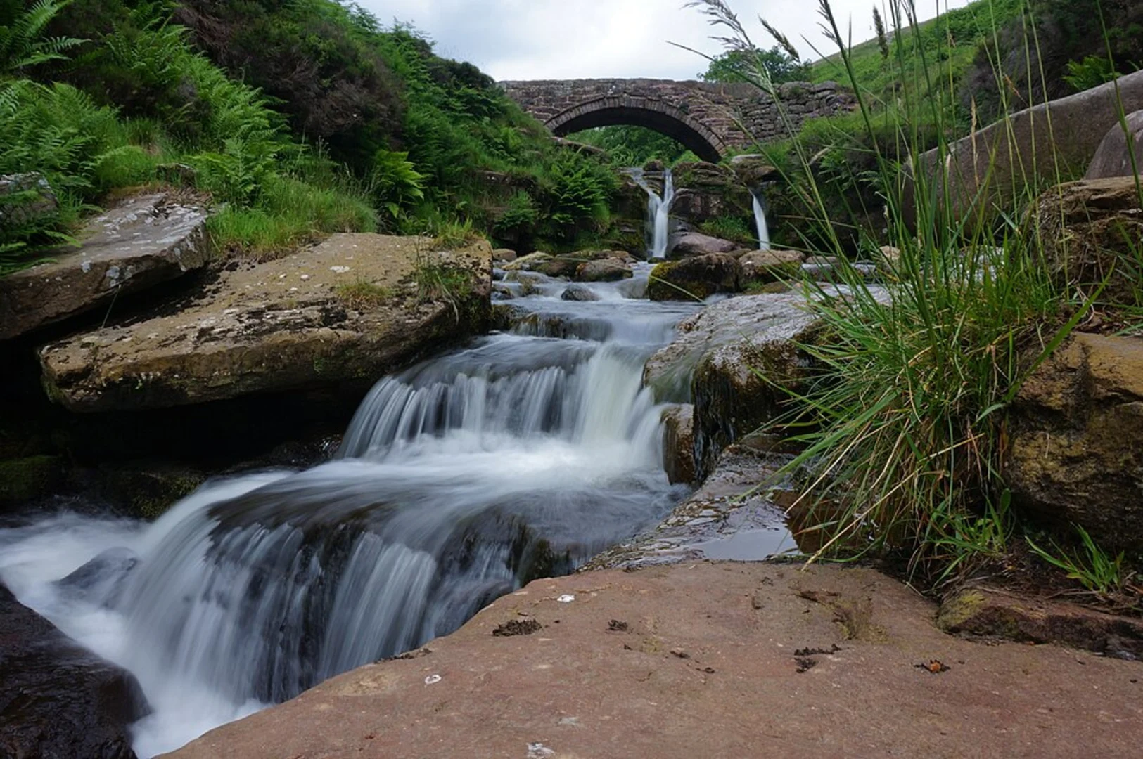 An image depicting the trail Three Shire Heads Loop and its surrounding area.