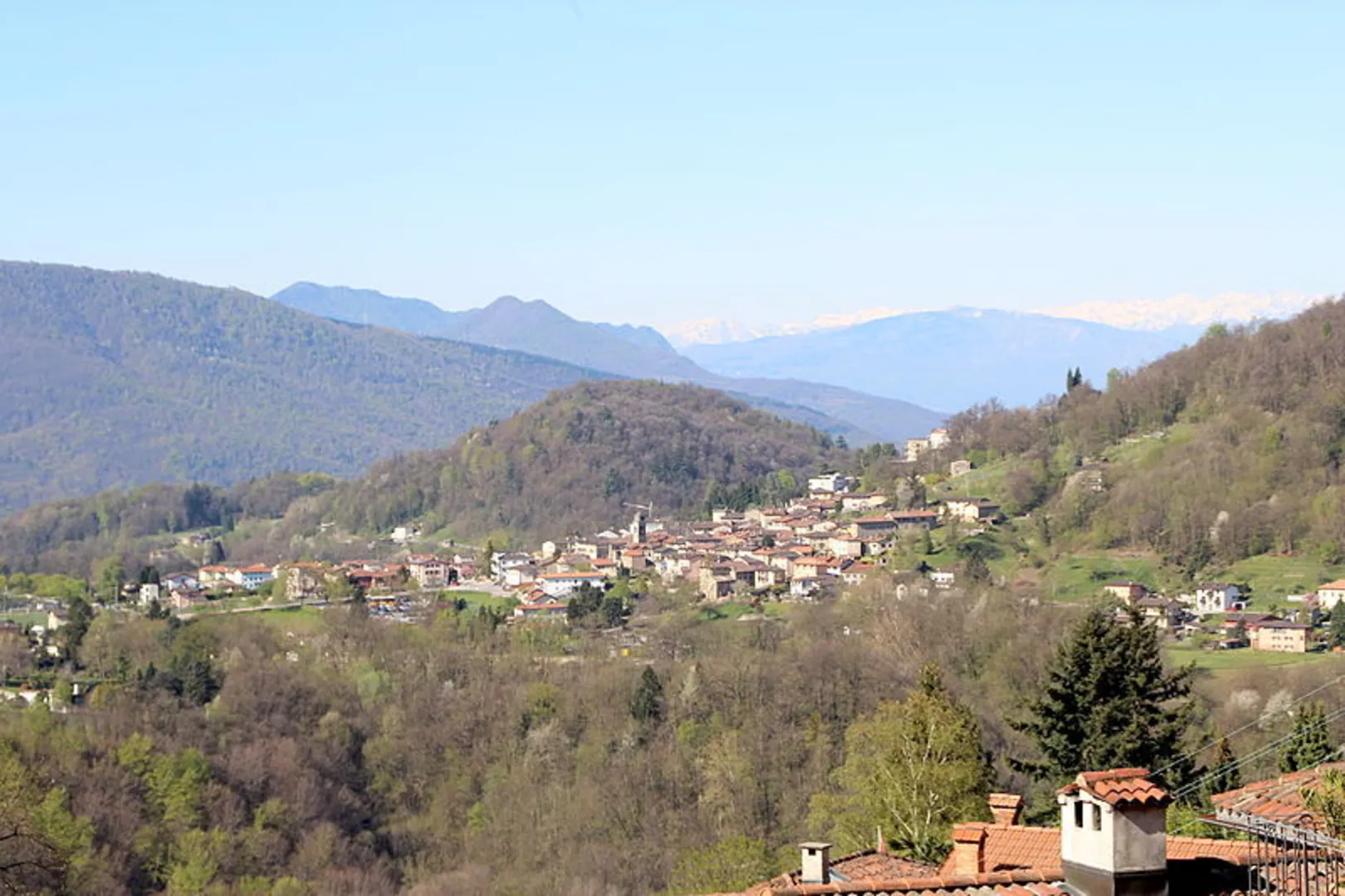 An image depicting the trail Sentiero delle meraviglie and its surrounding area.