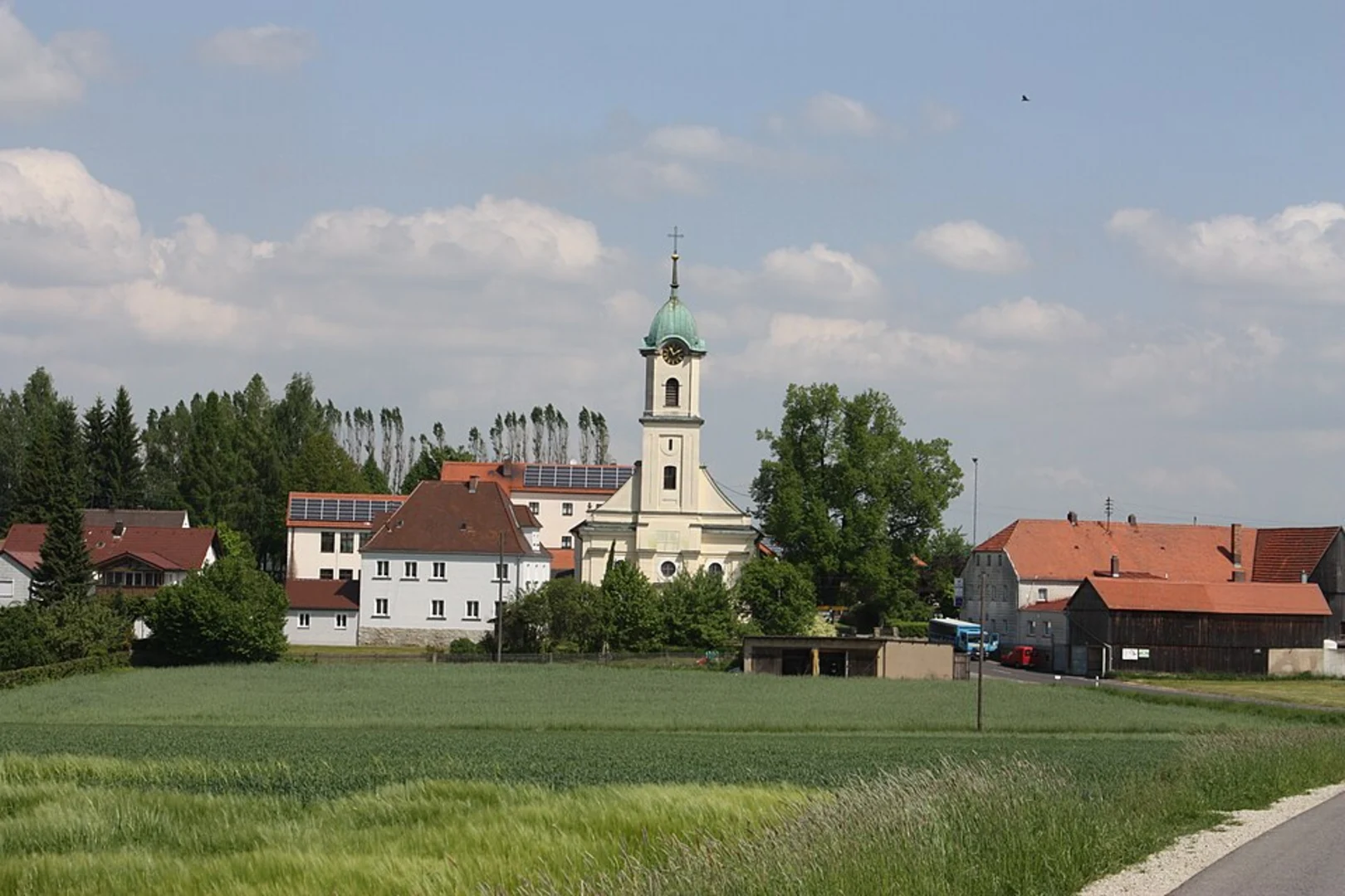 An image depicting the trail Main Donau Kanal via Wurzelweg and Kohlweiherweg and its surrounding area.