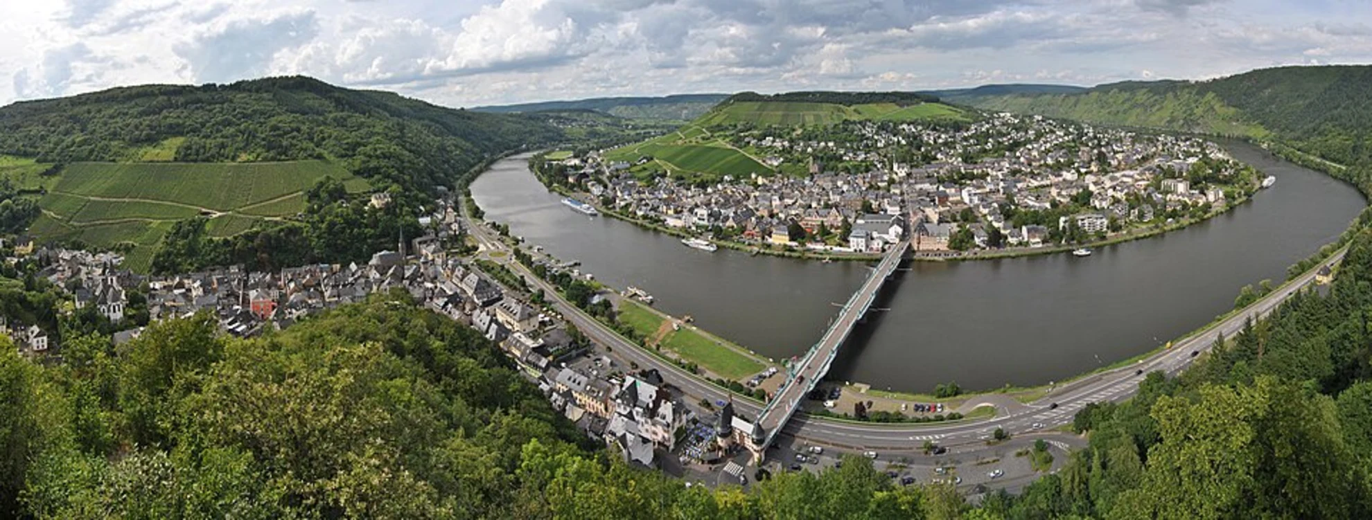 An image depicting the trail Mosel and Aussicht Wolf Walk and its surrounding area.
