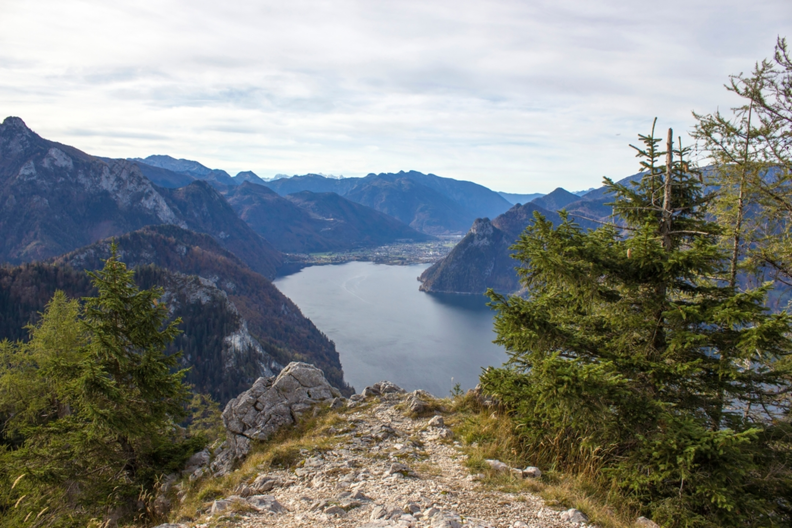 An image depicting the trail Gmunden - Weyer - Grünberg Summit and its surrounding area.