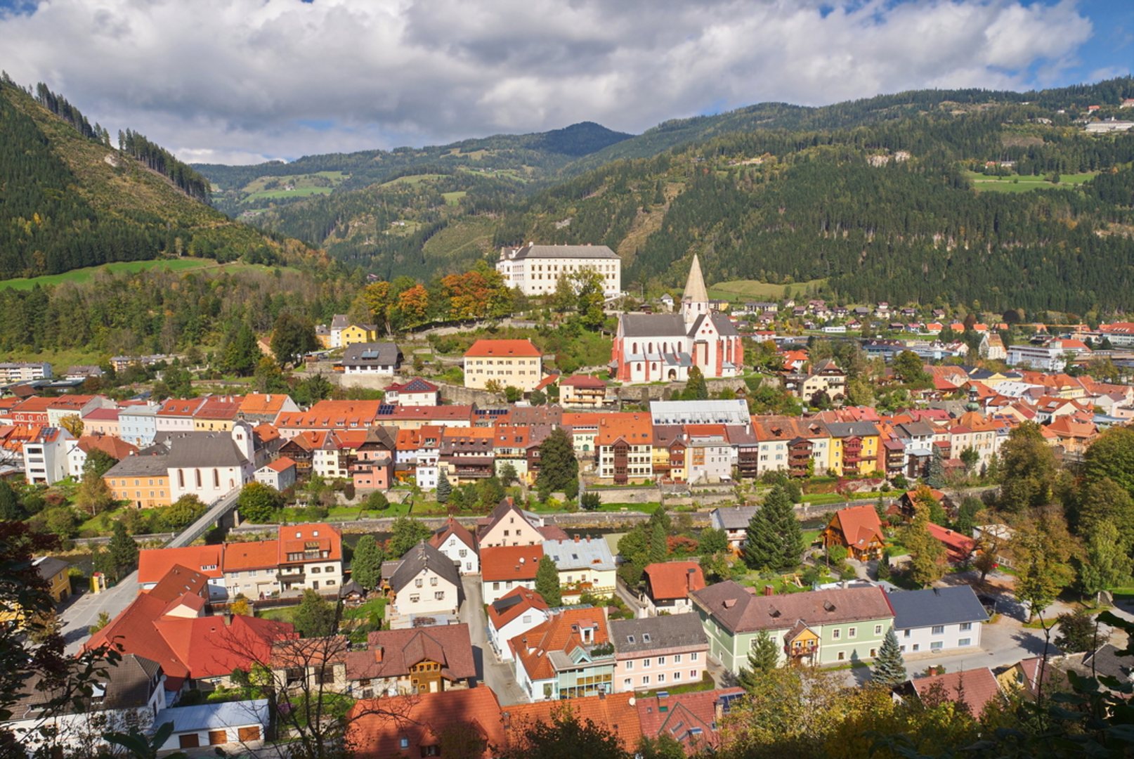 An image depicting the trail Route to the Stolzalpe Summit and its surrounding area.