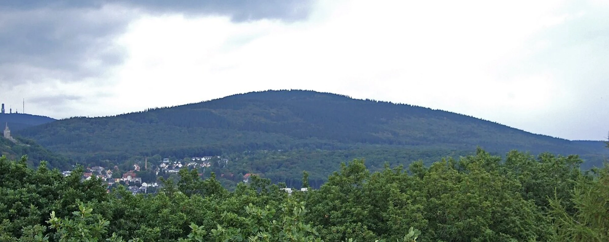 An image depicting the trail Altkönig via Taunusklub Route and its surrounding area.