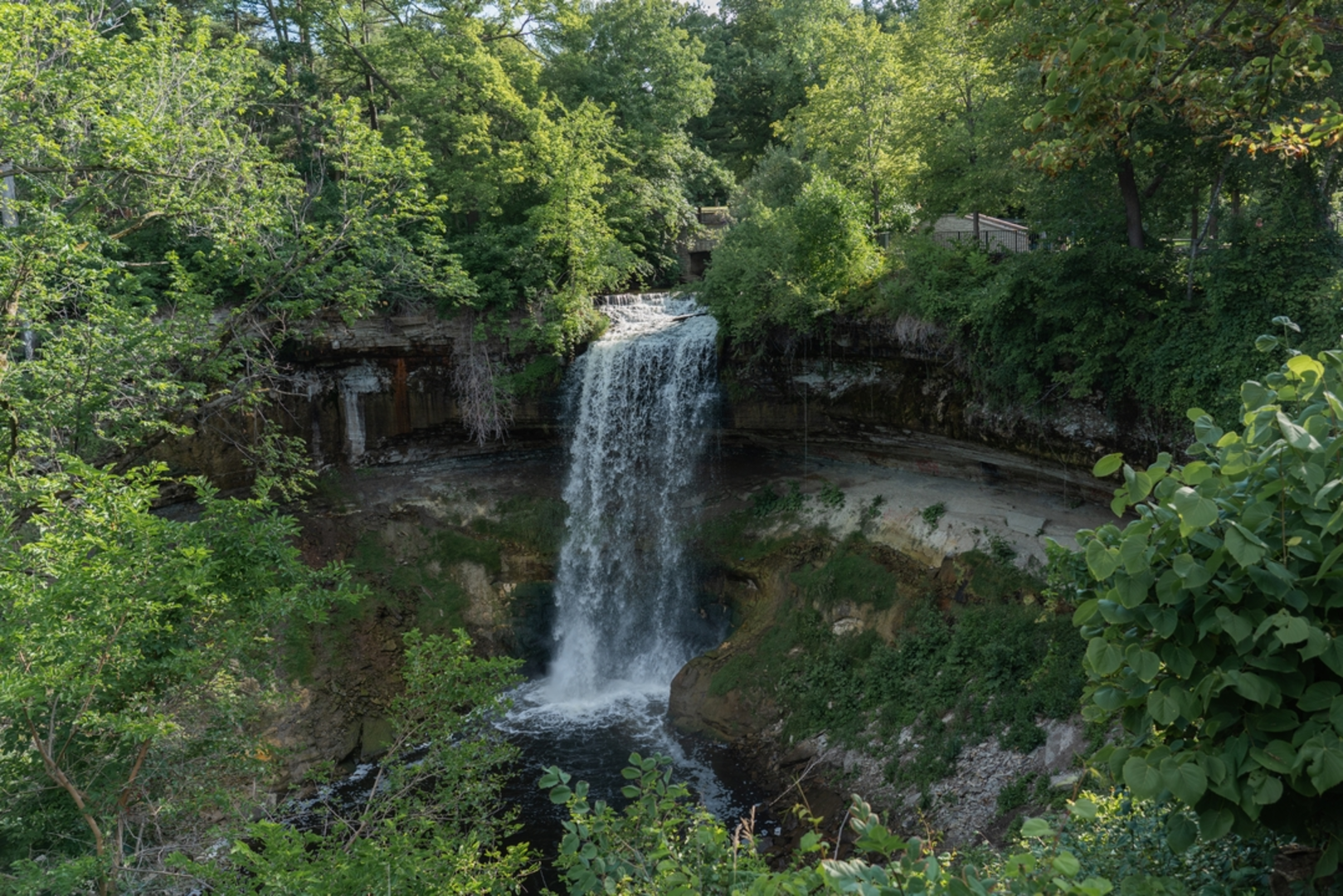 An image depicting the trail Minnehaha Falls and Creek Loop and its surrounding area.