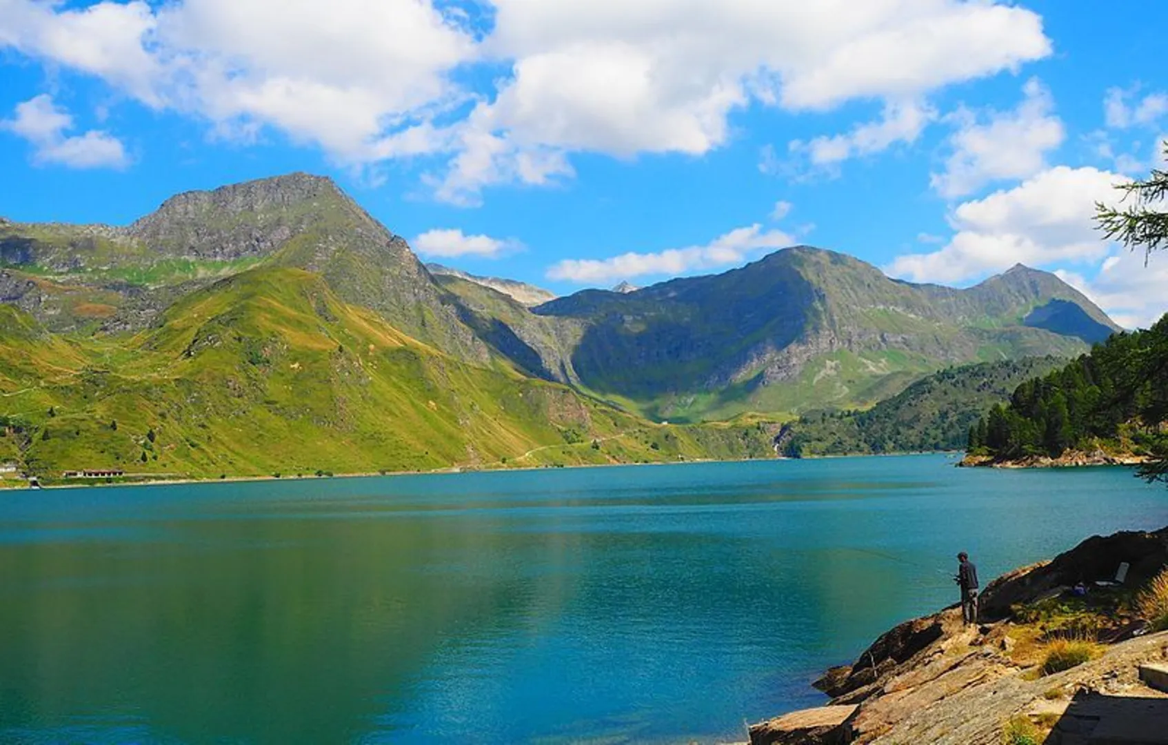 An image depicting the trail Val Canaria to Lake Ritom and its surrounding area.