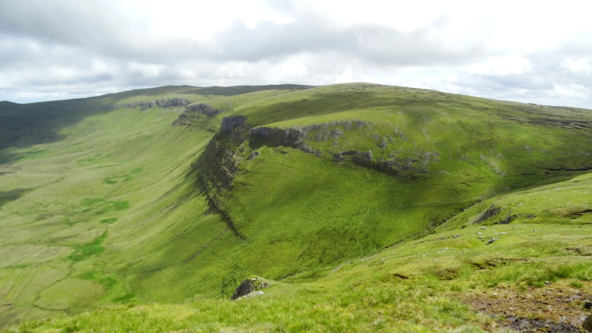 An image depicting the trail Benbulbin and Kings Mountain and its surrounding area.