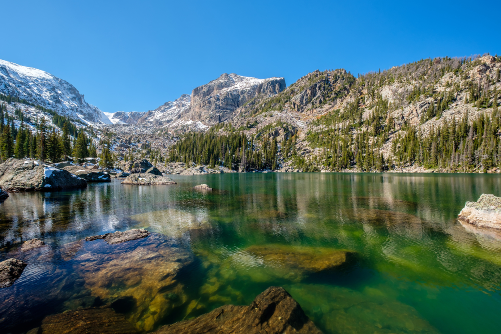 An image depicting the trail Lake Haiyaha Trail and its surrounding area.