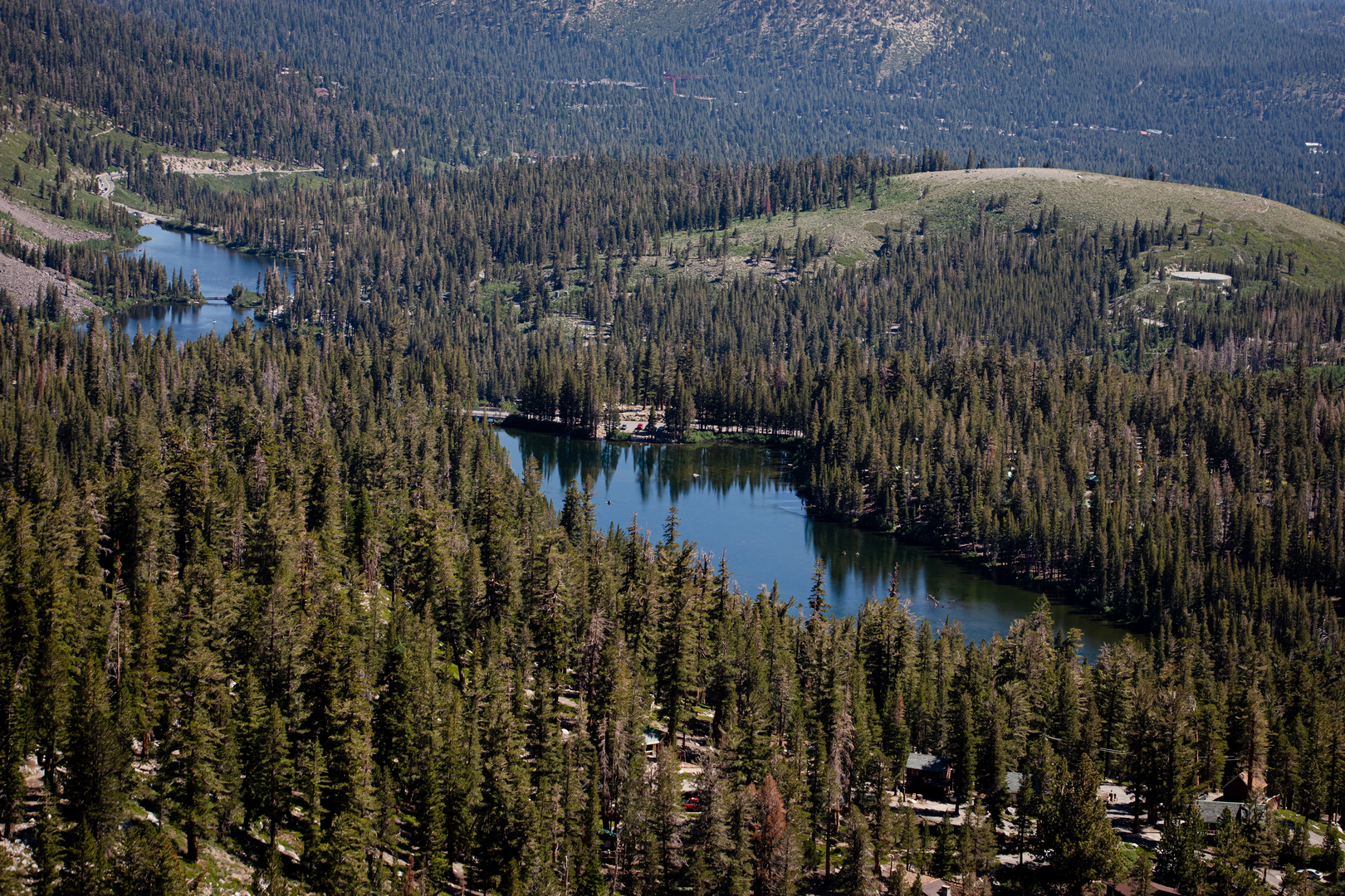 An image depicting the trail Crystal Crag via Crystal Crag Approach and its surrounding area.
