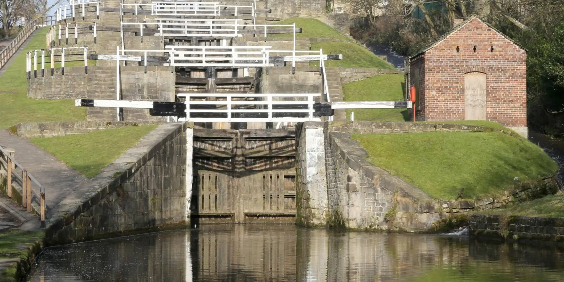 An image depicting the trail Bingley - Five Rise Locks - Saltaire and Shipley Glen and its surrounding area.
