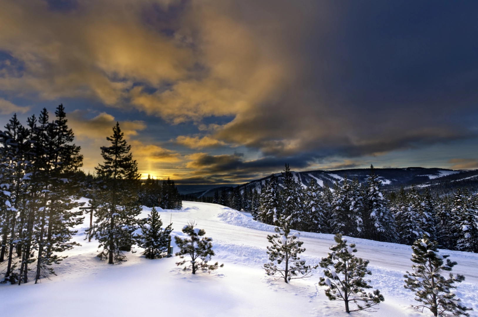 An image depicting the trail Hellroaring Creek Trail and its surrounding area.