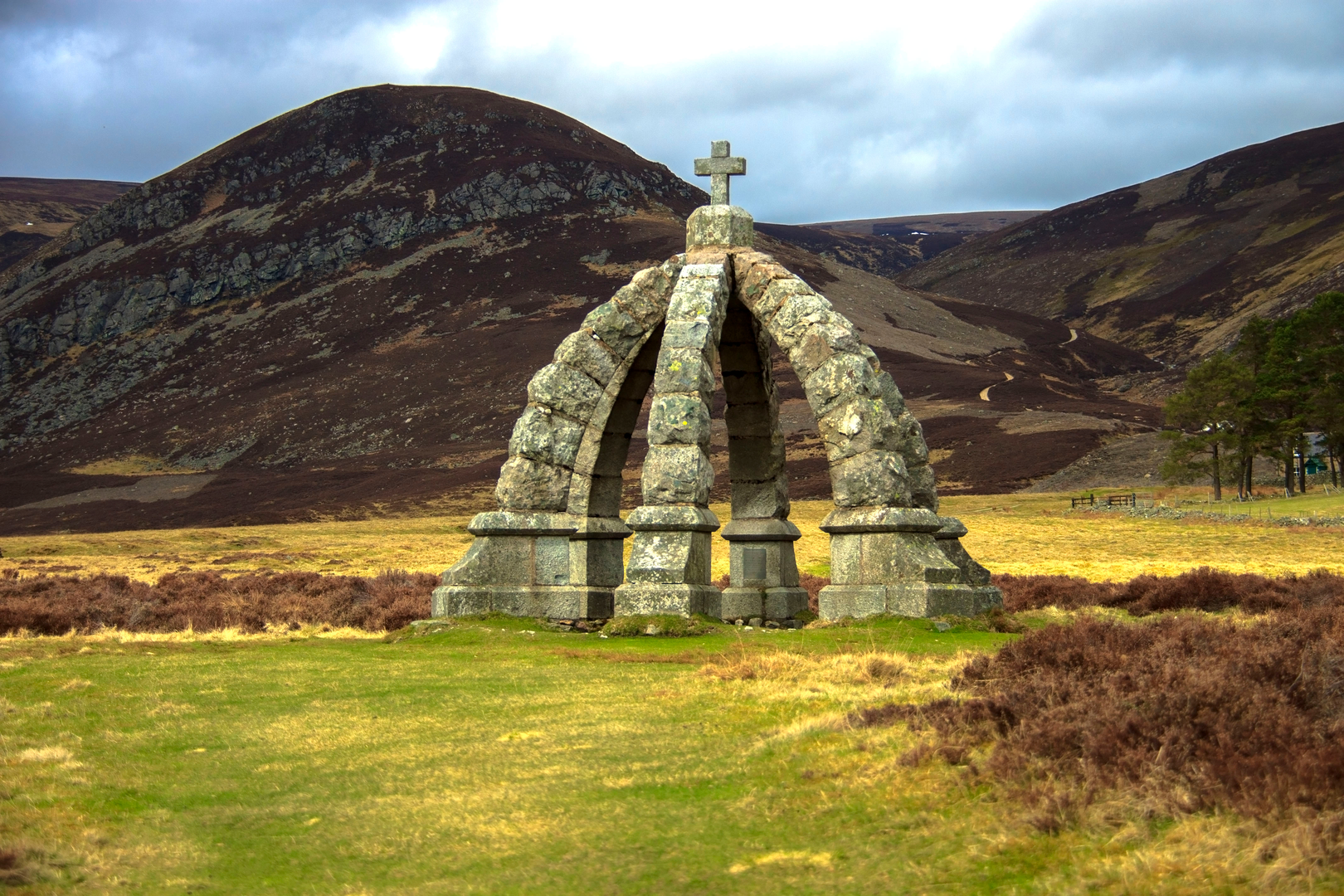 An image depicting the trail Glen Esk Path - Queen's Well and its surrounding area.