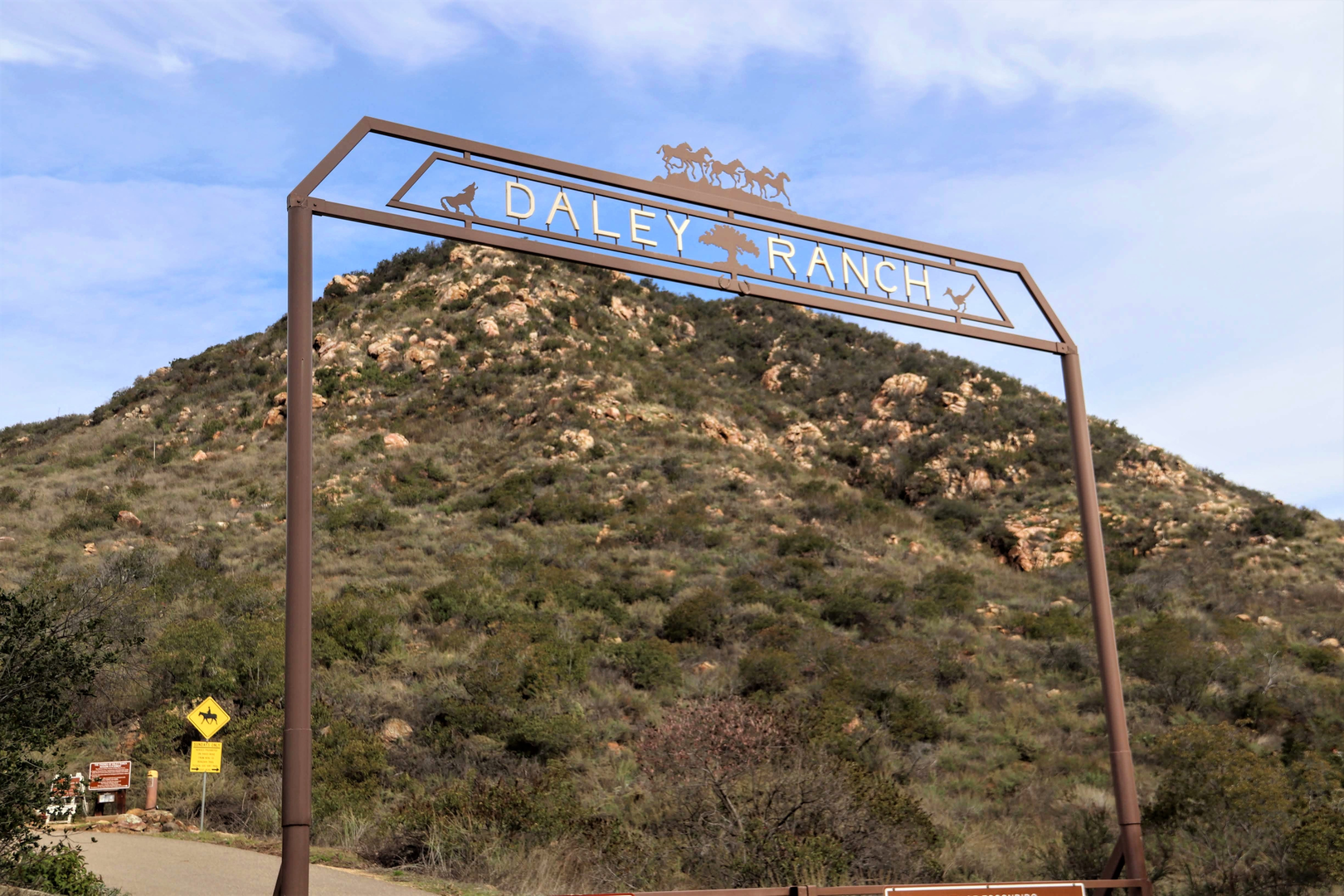 An image depicting the trail Cougar Ridge and Engelmann Oak Loop Trail and its surrounding area.