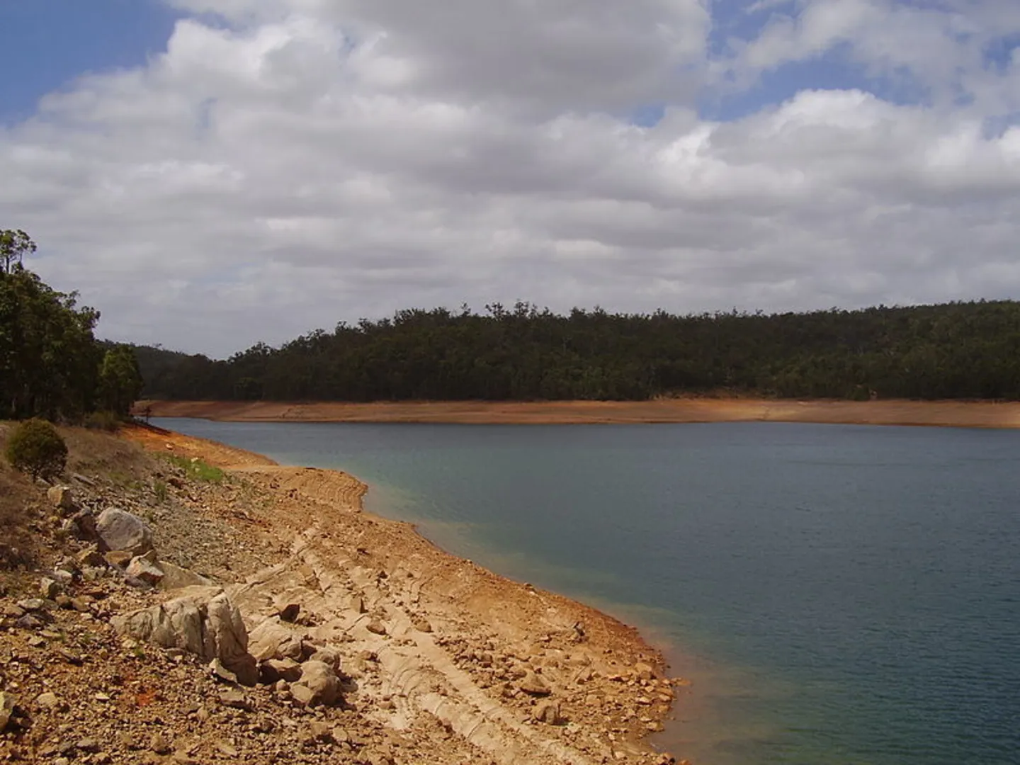 An image depicting the trail Victoria Reservoir Walk and its surrounding area.