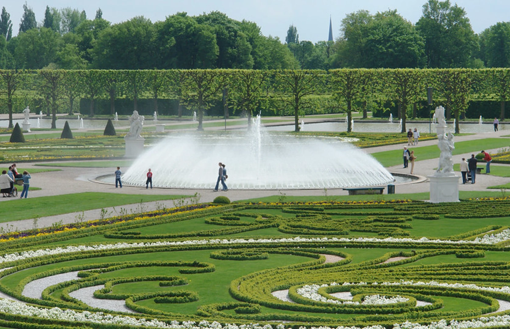 An image depicting the trail Hauptbahnhof to Grosser Garten via Herrenhaeuser Allee and its surrounding area.