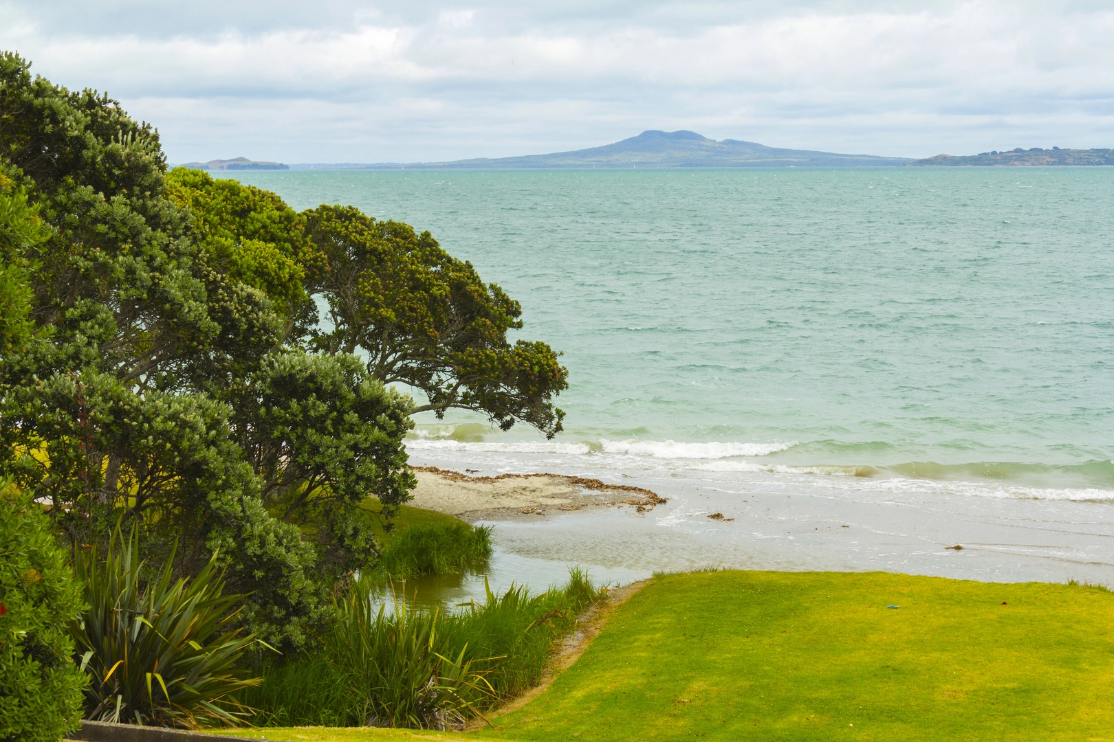 An image depicting the trail Te Puru Park Loop to Omana Beach and its surrounding area.