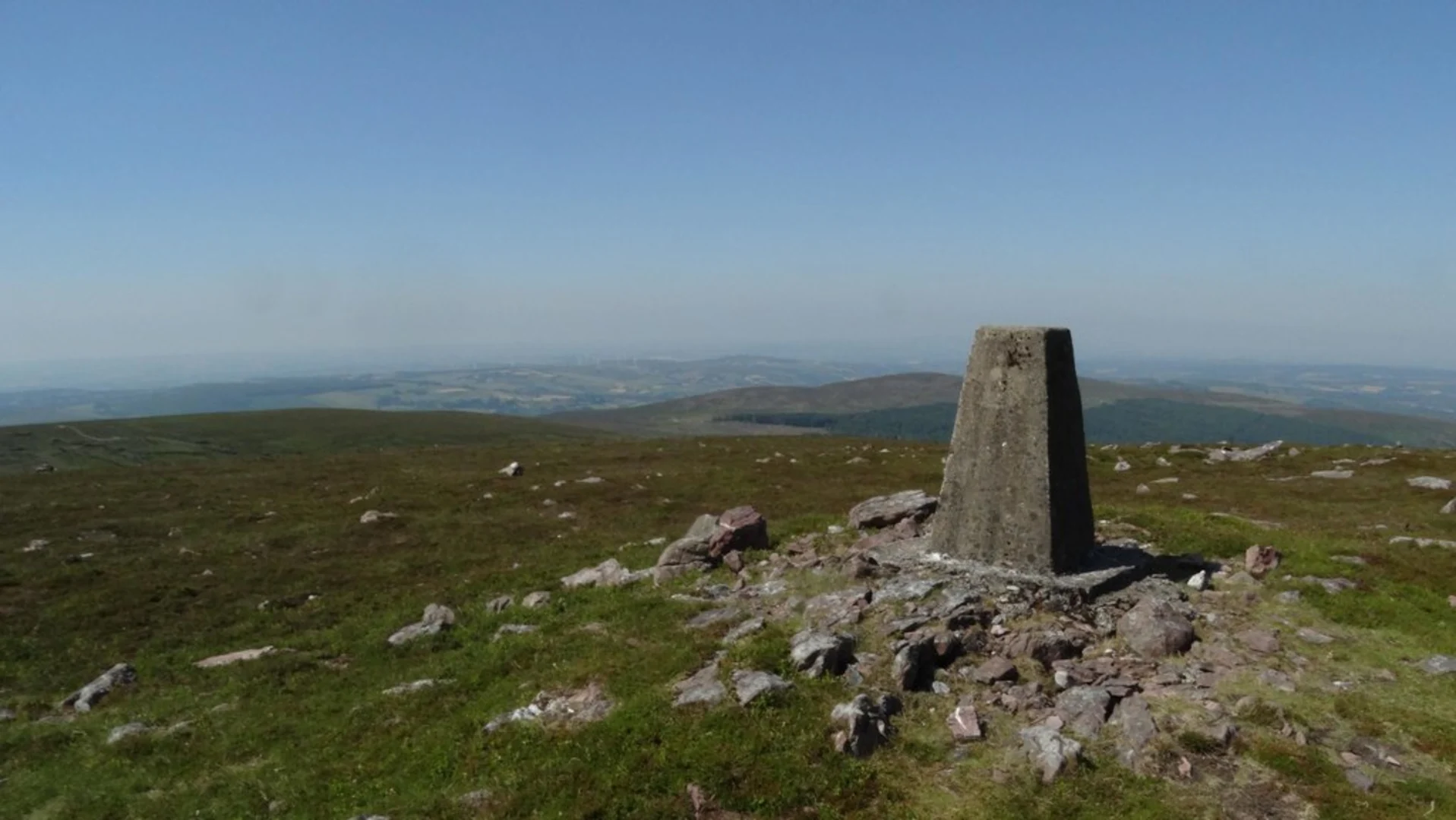 An image depicting the trail Knockshanahullion Mountain Walk and its surrounding area.