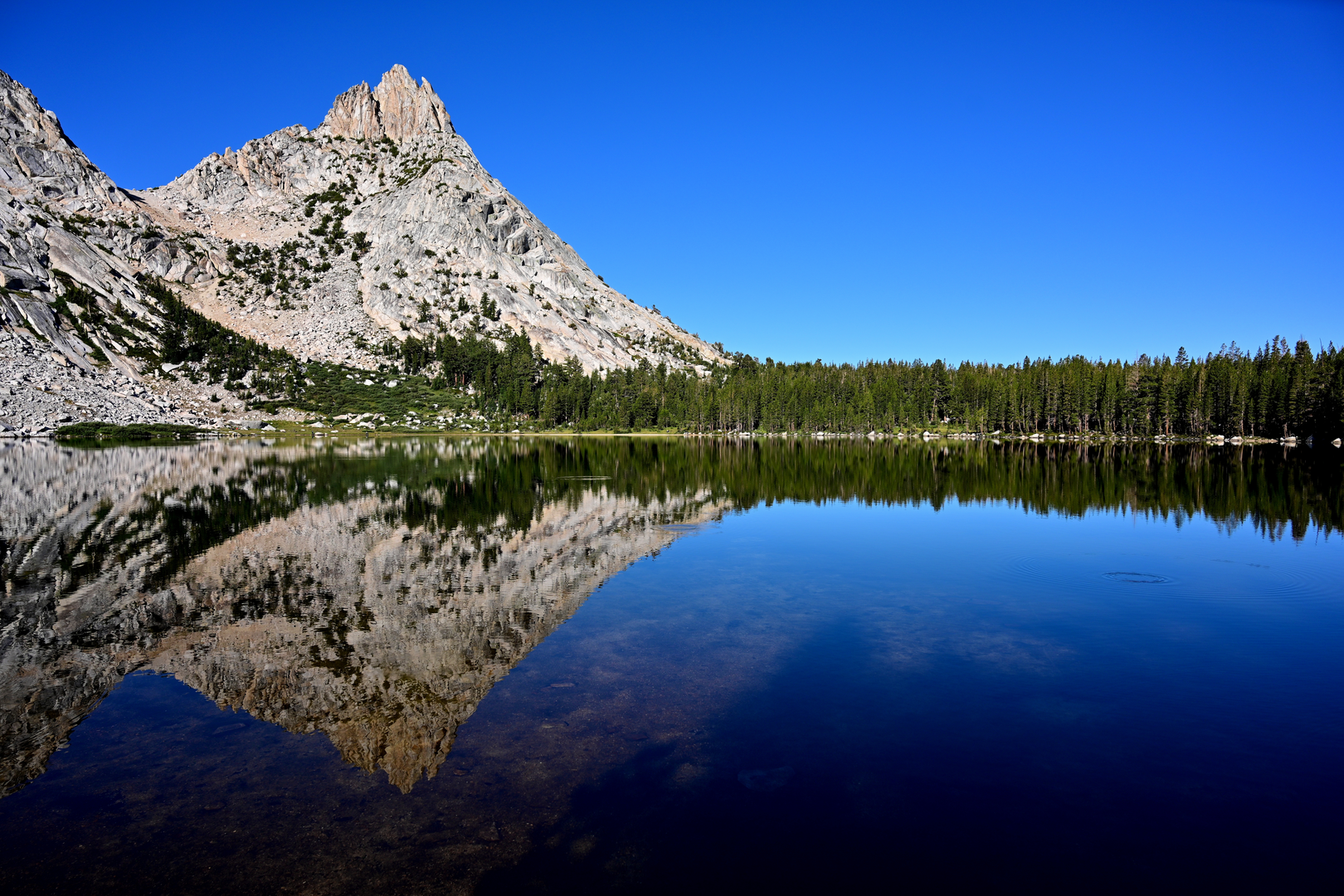 An image depicting the trail Ragged Peak via Dog Lake Trail and its surrounding area.