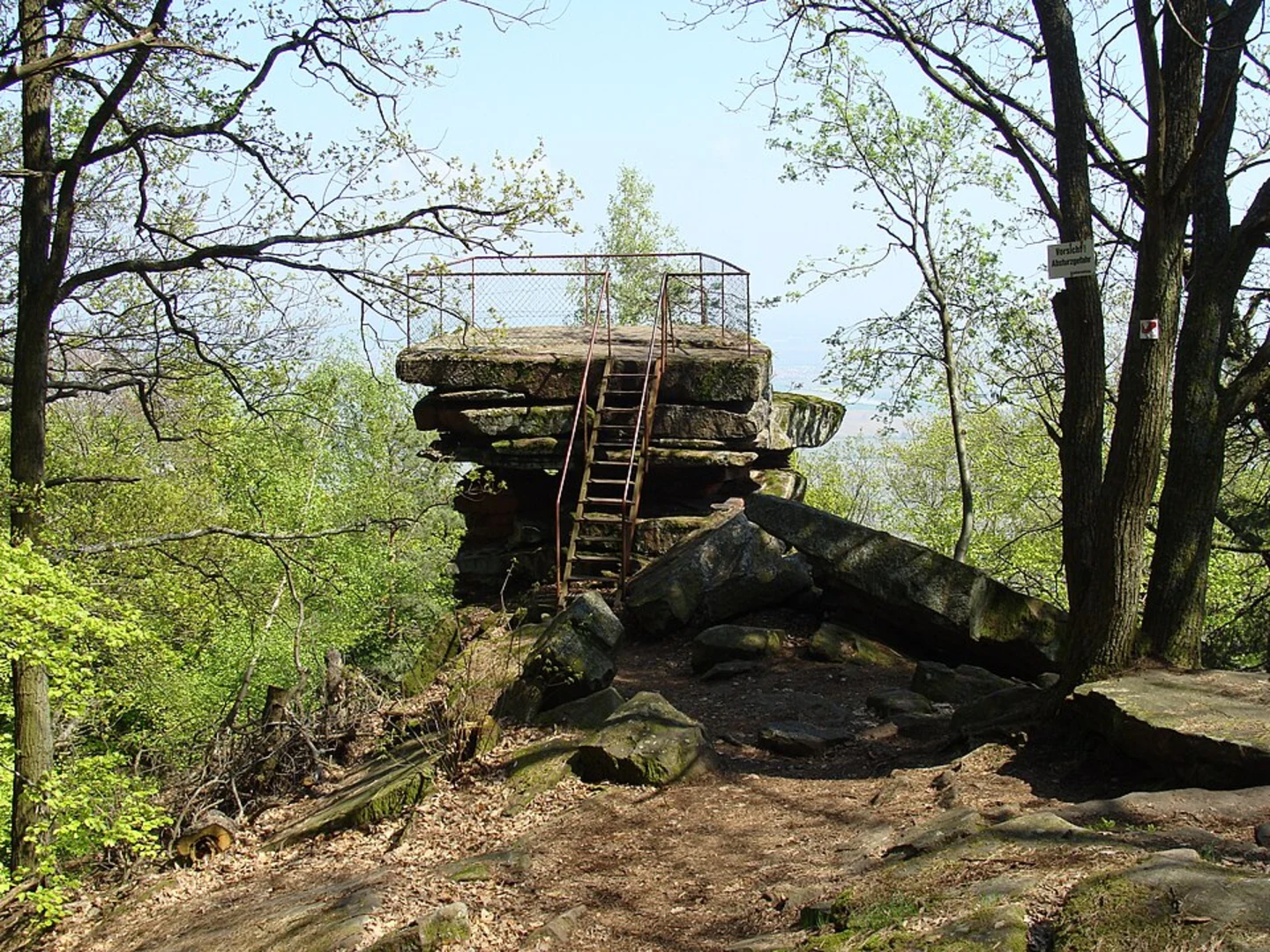 An image depicting the trail Hohe Loog Loop via Quellenweg and its surrounding area.