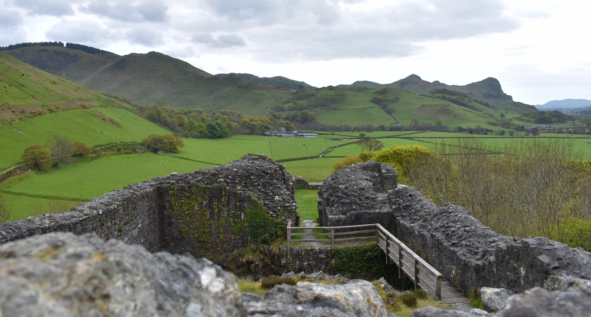 An image depicting the trail Castell y Bere and Llanfihangel-y-pennant from Abergynolwyn and its surrounding area.