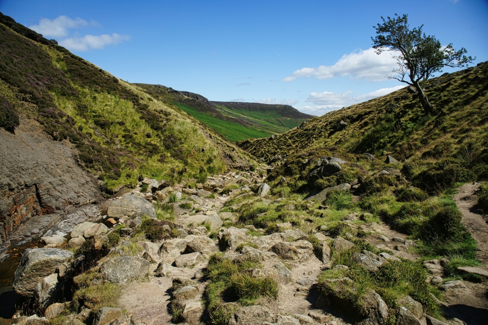 An image depicting the trail Jacob's Ladder to Kinder Scout and its surrounding area.