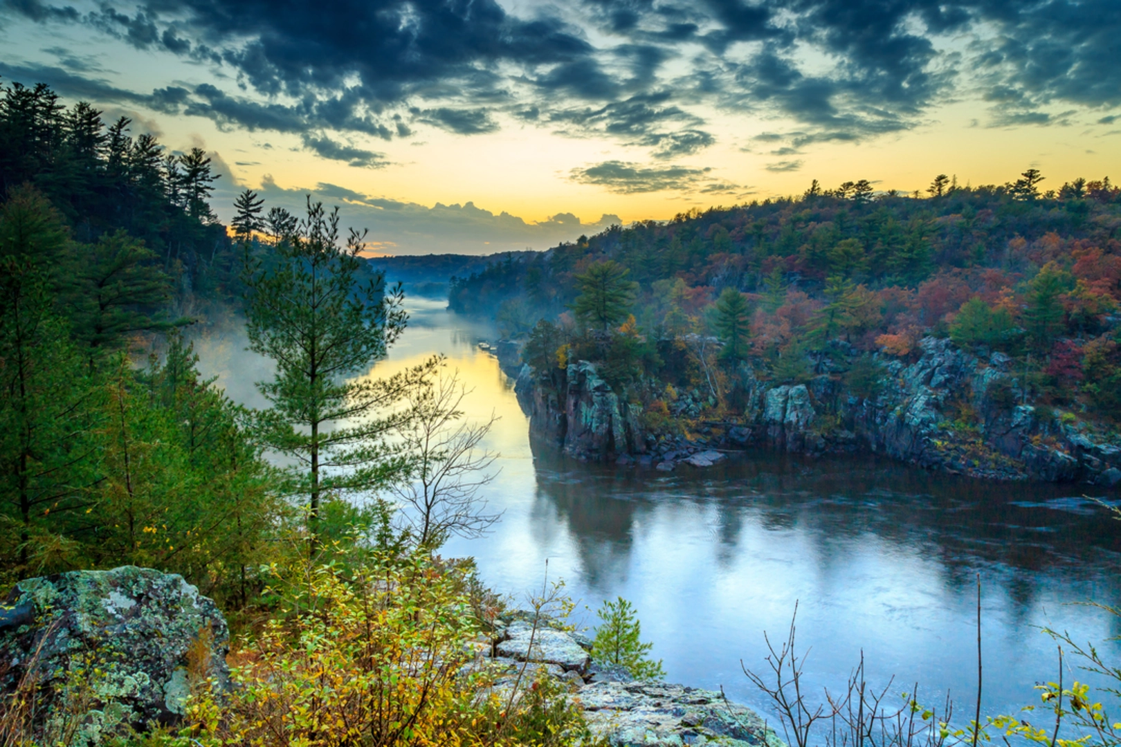 An image depicting the trail Saint Croix River and its surrounding area.
