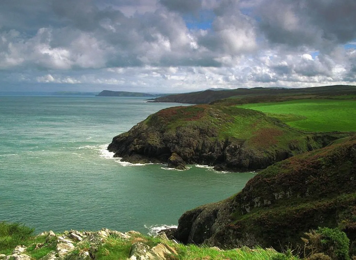 An image depicting the trail Llanwnda Path and its surrounding area.