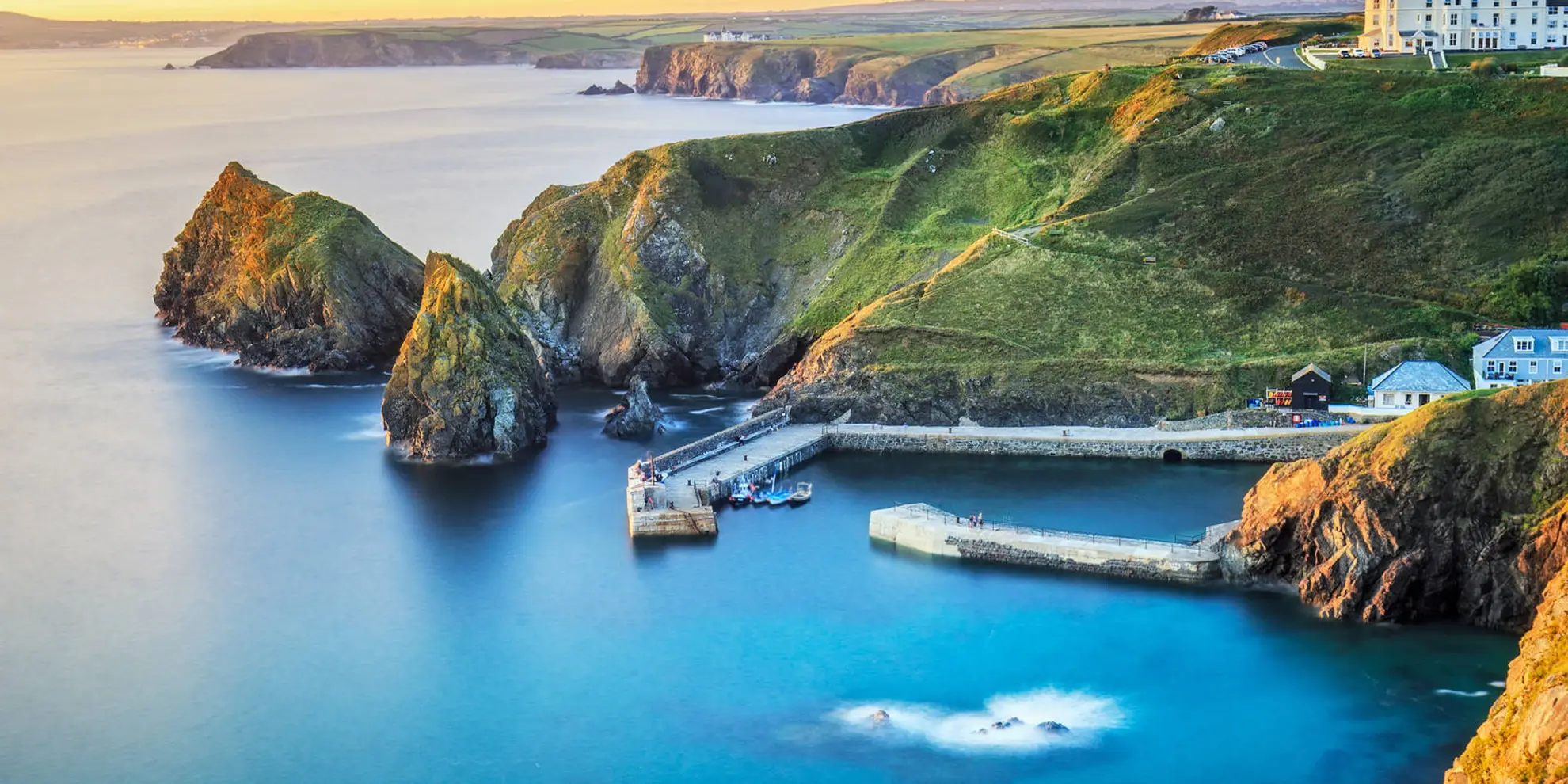 An image depicting the trail Mullion Cove to Lizard Point and Village and its surrounding area.