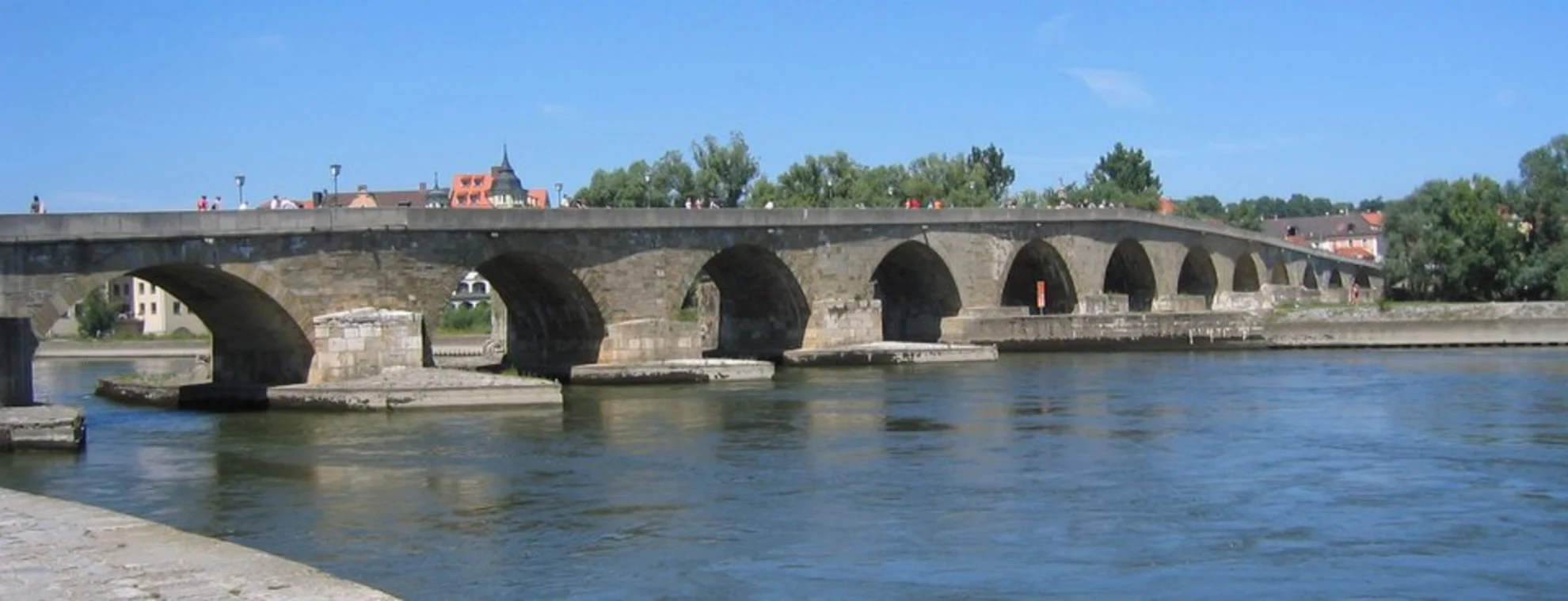 An image depicting the trail Donau Suedarm via Donau Panoramaweg and its surrounding area.