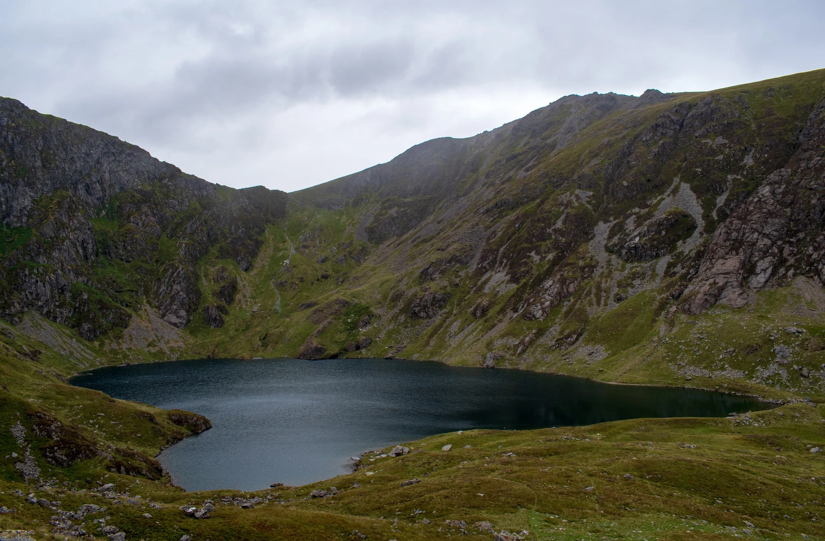 An image depicting the trail Llyn Cau and its surrounding area.