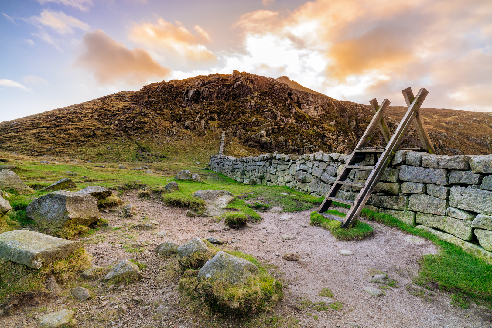 An image depicting the trail Slieve Bearnagh And Meelmore and its surrounding area.