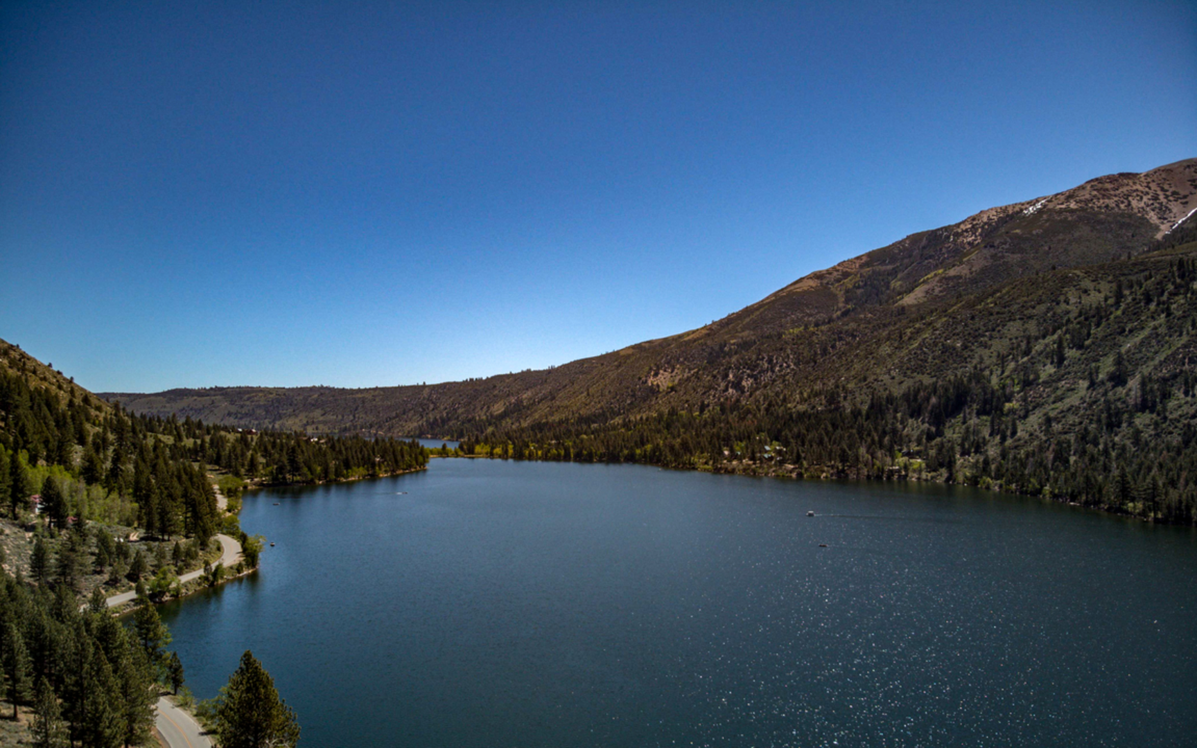 An image depicting the trail Twin Lakes to Peeler Lake Trail and its surrounding area.