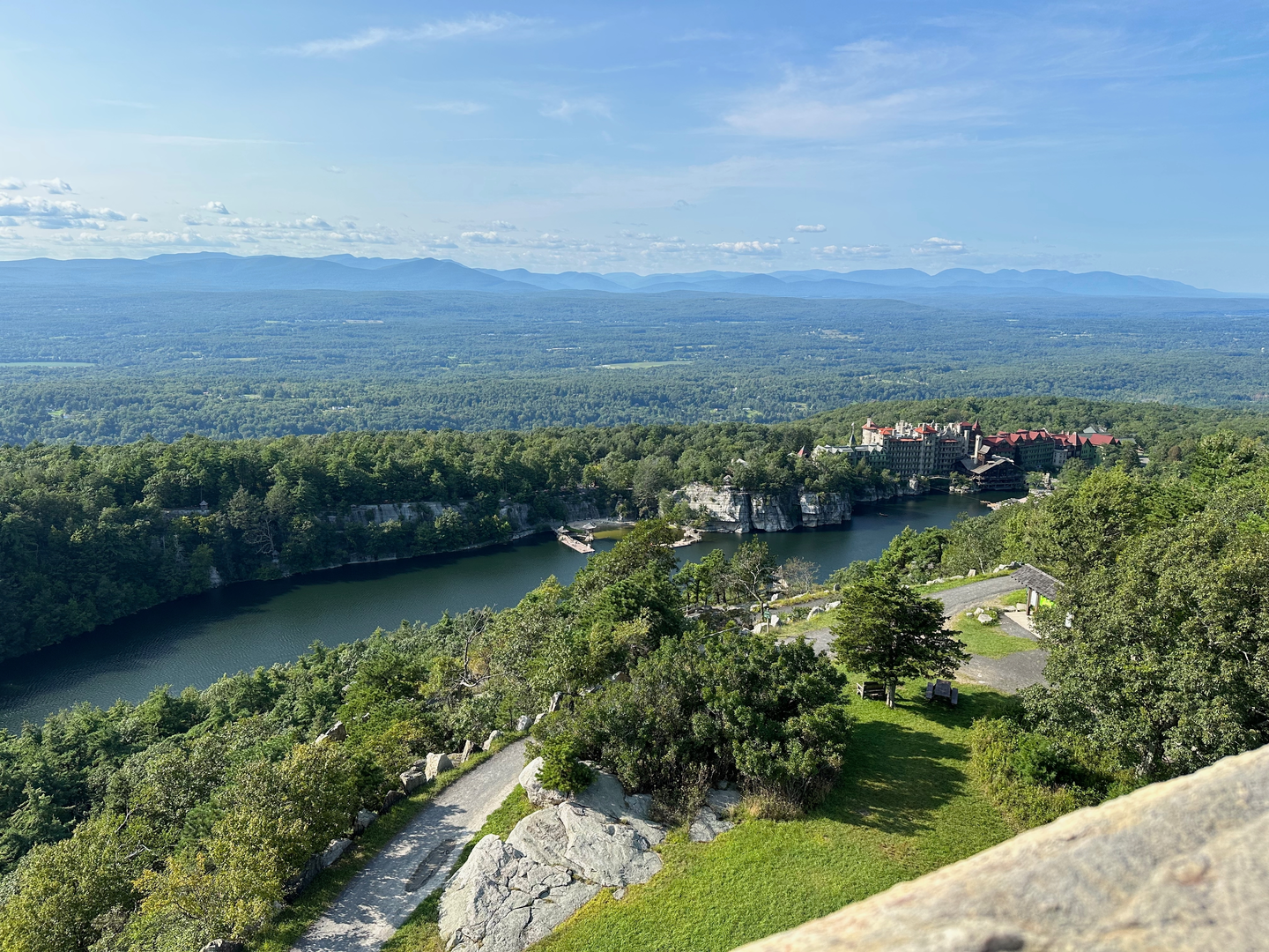 An image depicting the trail Mohonk Lake Loop and its surrounding area.