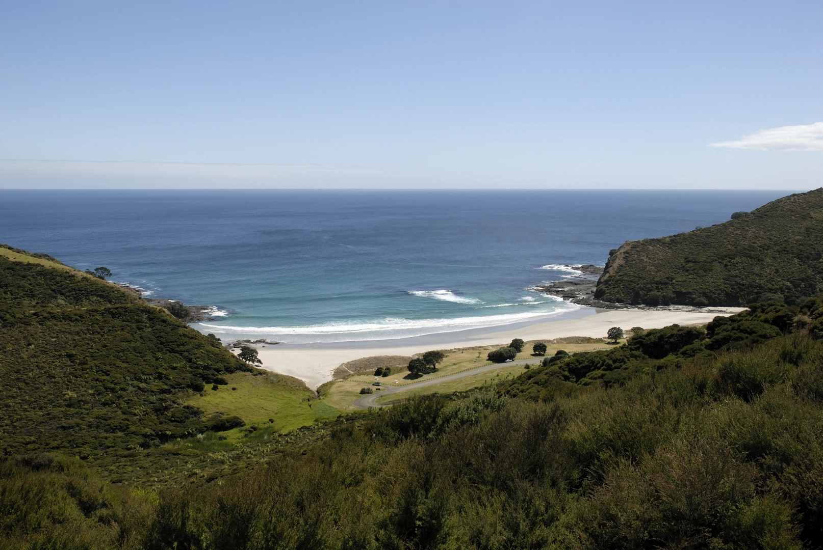 An image depicting the trail Tapotupotu Bay to Cape Reinga - Te Rerenga Wairua and its surrounding area.
