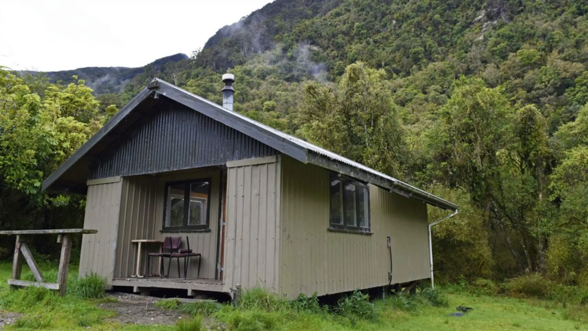 An image depicting the trail Teal Bay Hut via South Coast Track and its surrounding area.