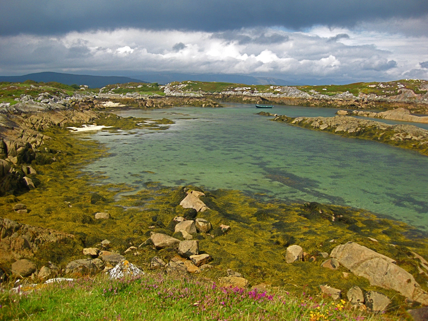 An image depicting the trail Bealach Siuloidi Leitir Meallain - Green Trail Golam Head and its surrounding area.